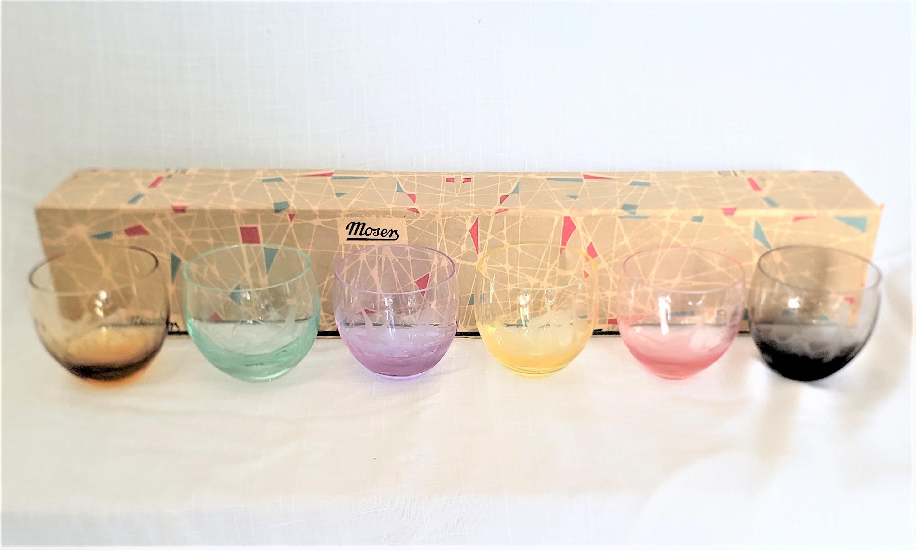 Buriné Ensemble de 6 verres de bar en cristal buriné coloré et gravé, de style mi-siècle moderne, avec boîte en vente