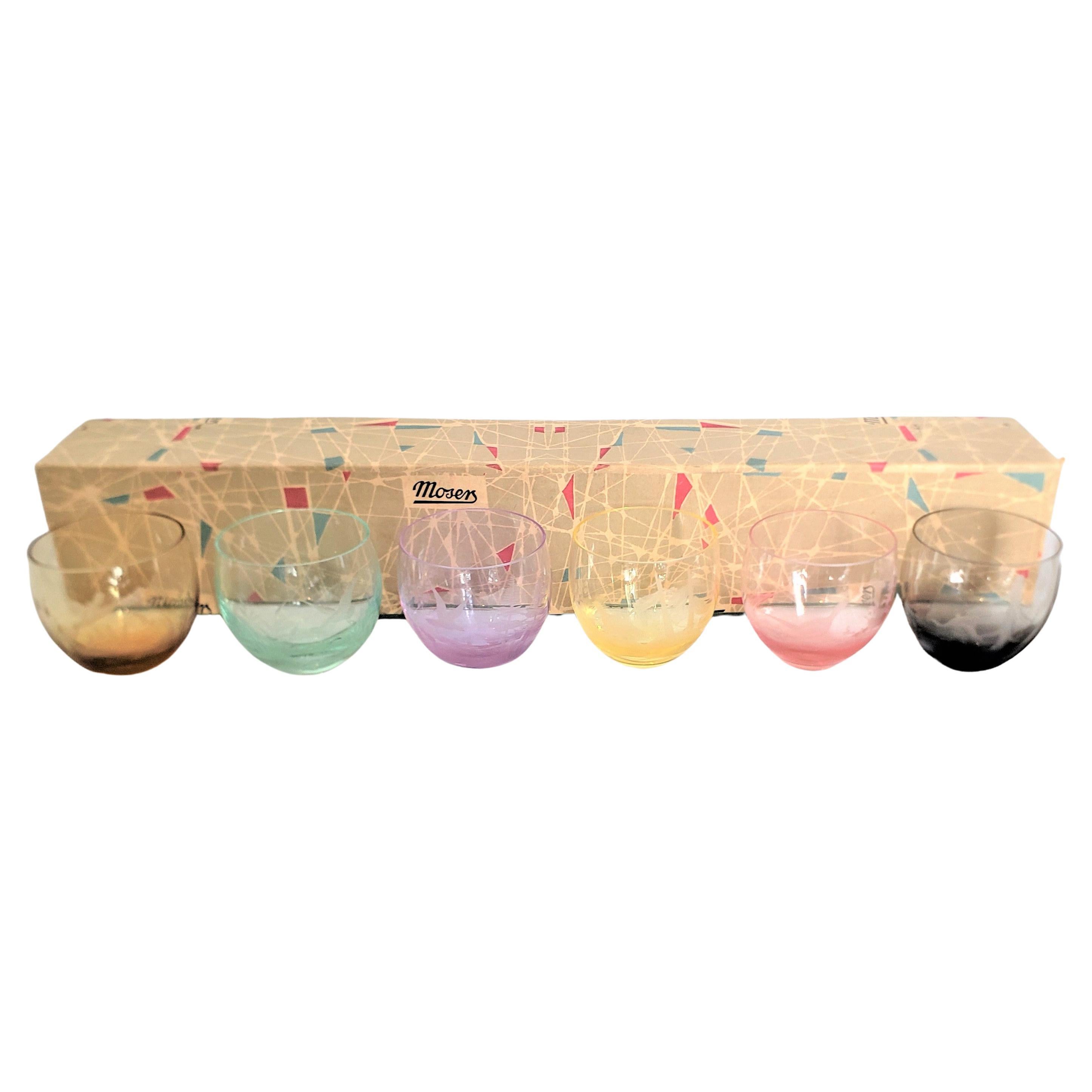 Set von 6 farbigen Bargläsern aus geätztem Kristallmoser mit Schachtel, Mid-Century Modern