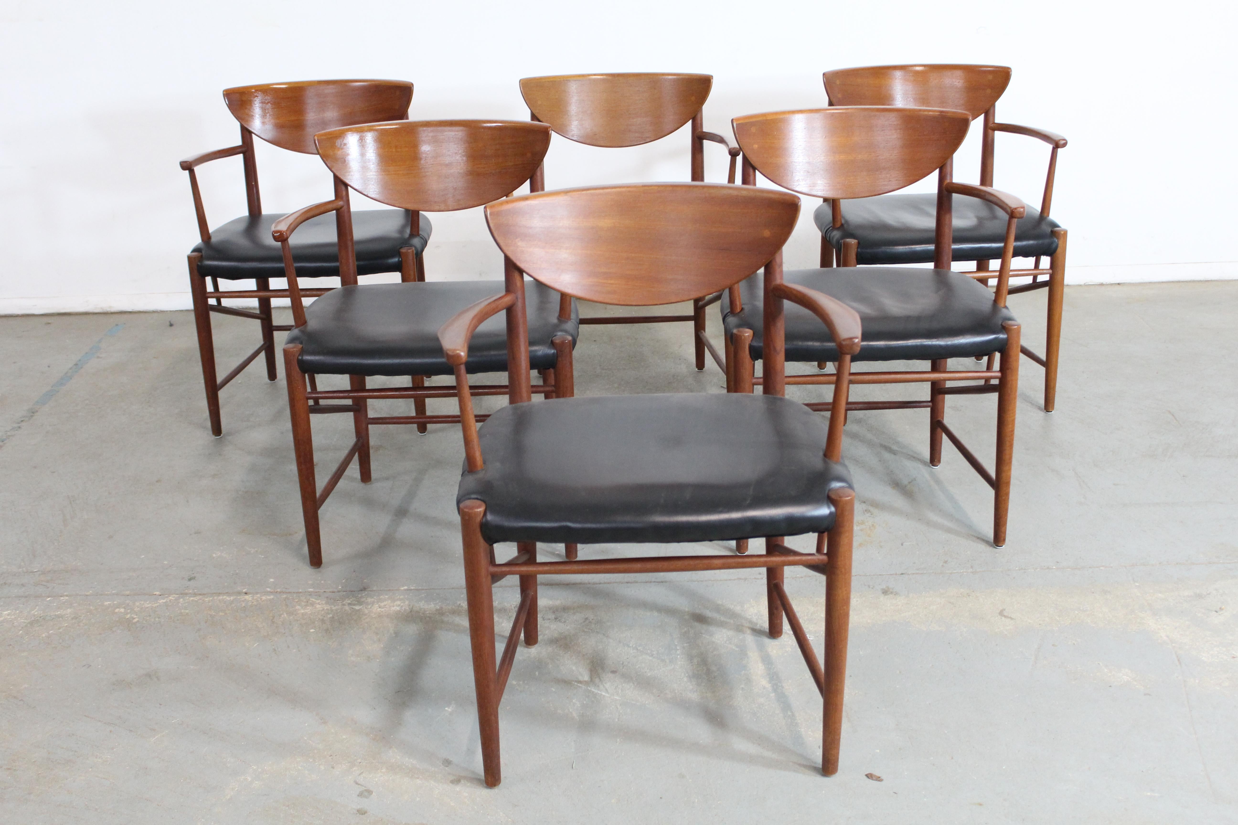 Danois Lot de 6 chaises de salle à manger en teck Peter Hvidt, de style moderne du milieu du siècle. en vente