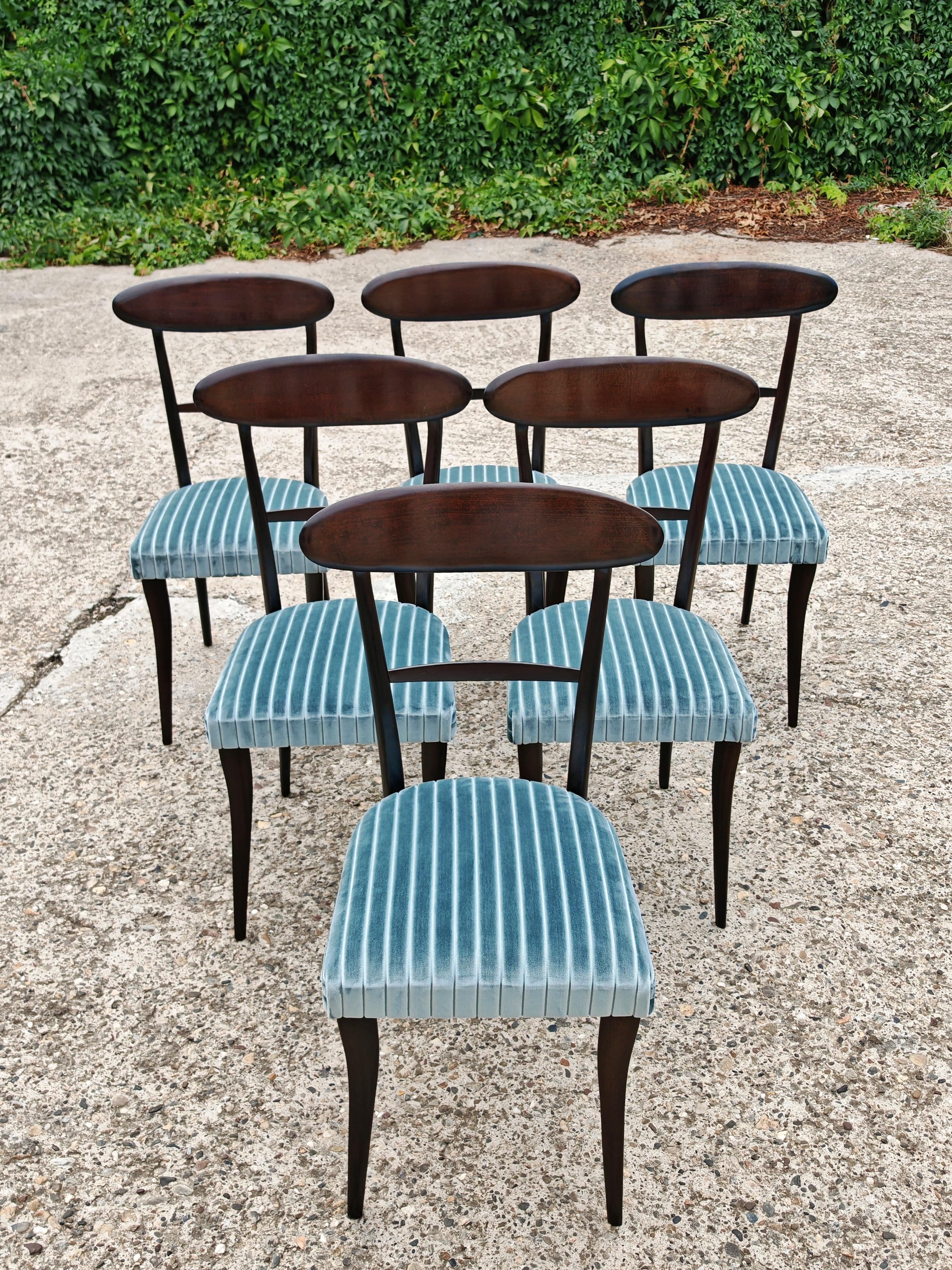 In diesem Angebot finden Sie eine sehr seltene und äußerst elegante Reihe von Esszimmerstühlen, die der Ikone des italienischen Designs - Ico Parisi - zugeschrieben werden. Die Stühle zeichnen sich durch sehr elegante Linien und dunkel gebeiztes