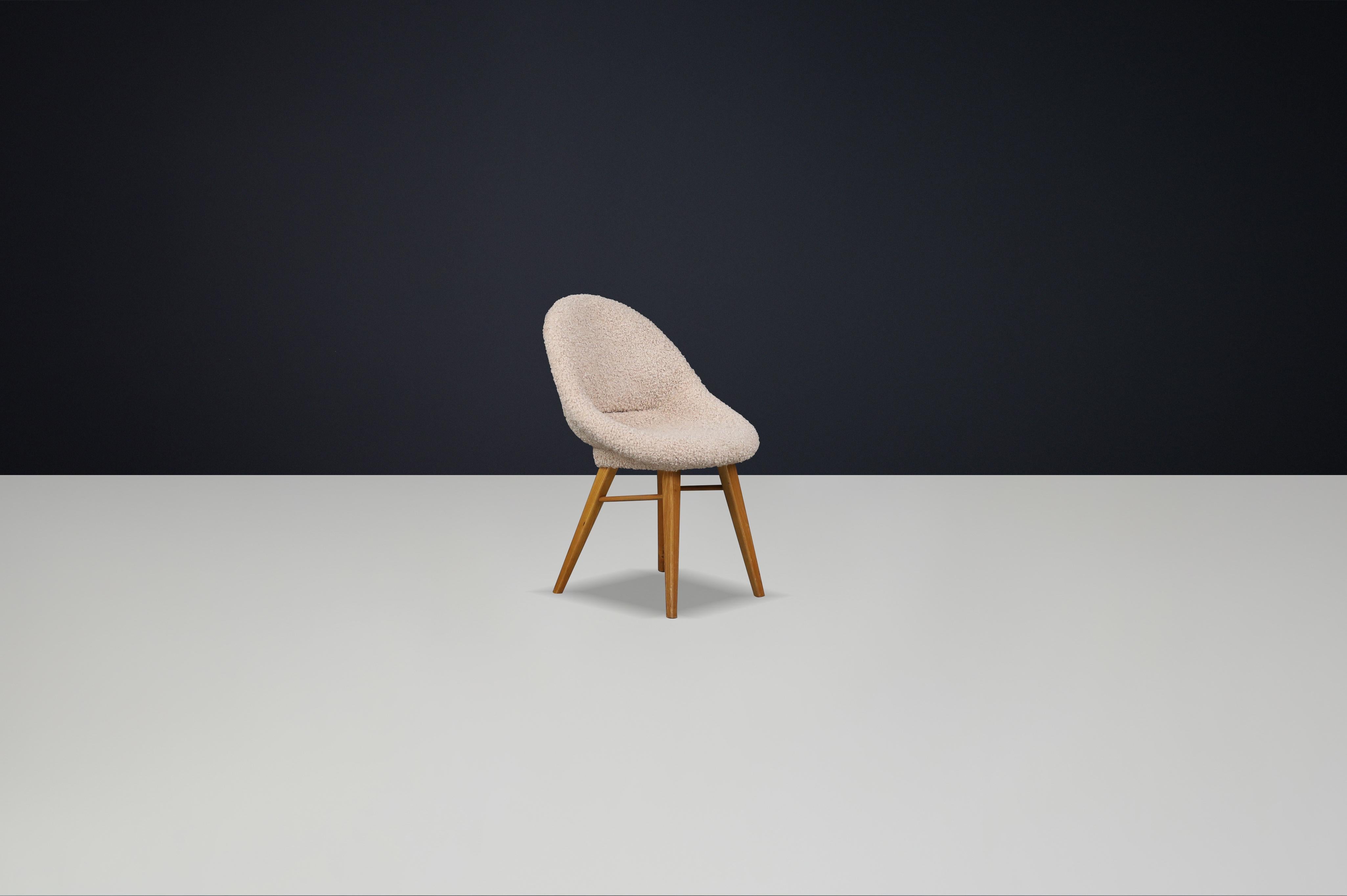 Set di 6 sedie da pranzo moderne di metà secolo di Miroslav Navrátil per Vertex, 1950

Questo elegante set di sei sedie da pranzo è stato progettato dall'acclamato designer ceco Miroslav Navrátil per Vertex a metà del XX secolo. Figura chiave del