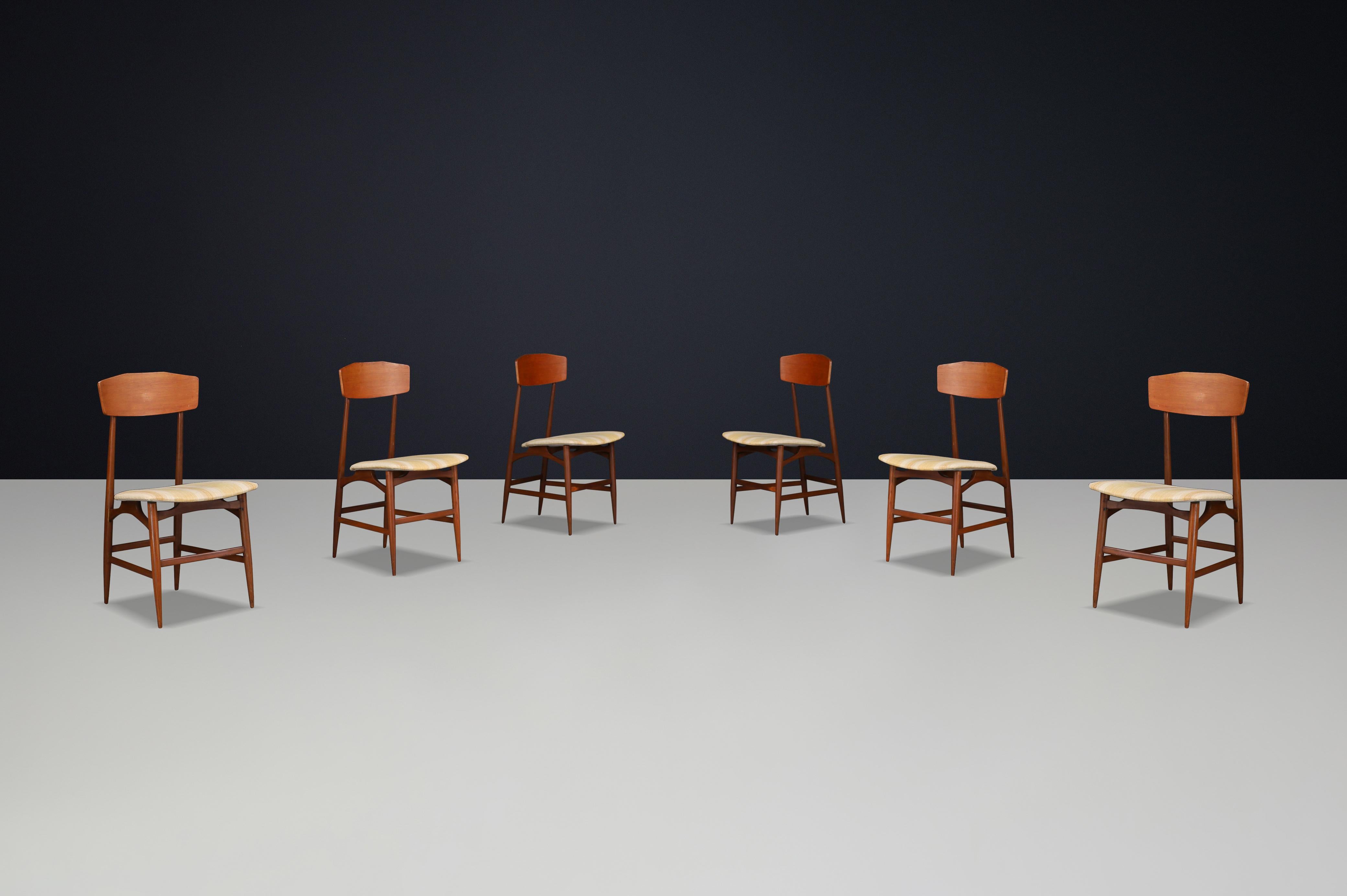 Ensemble de 6 chaises de salle à manger modernes du milieu du siècle par Silvio Cavatorta, Italie, années 1950

Un ensemble rare et raffiné de six chaises de salle à manger conçues par Silvio Cavatorta, une figure célèbre du design moderne italien