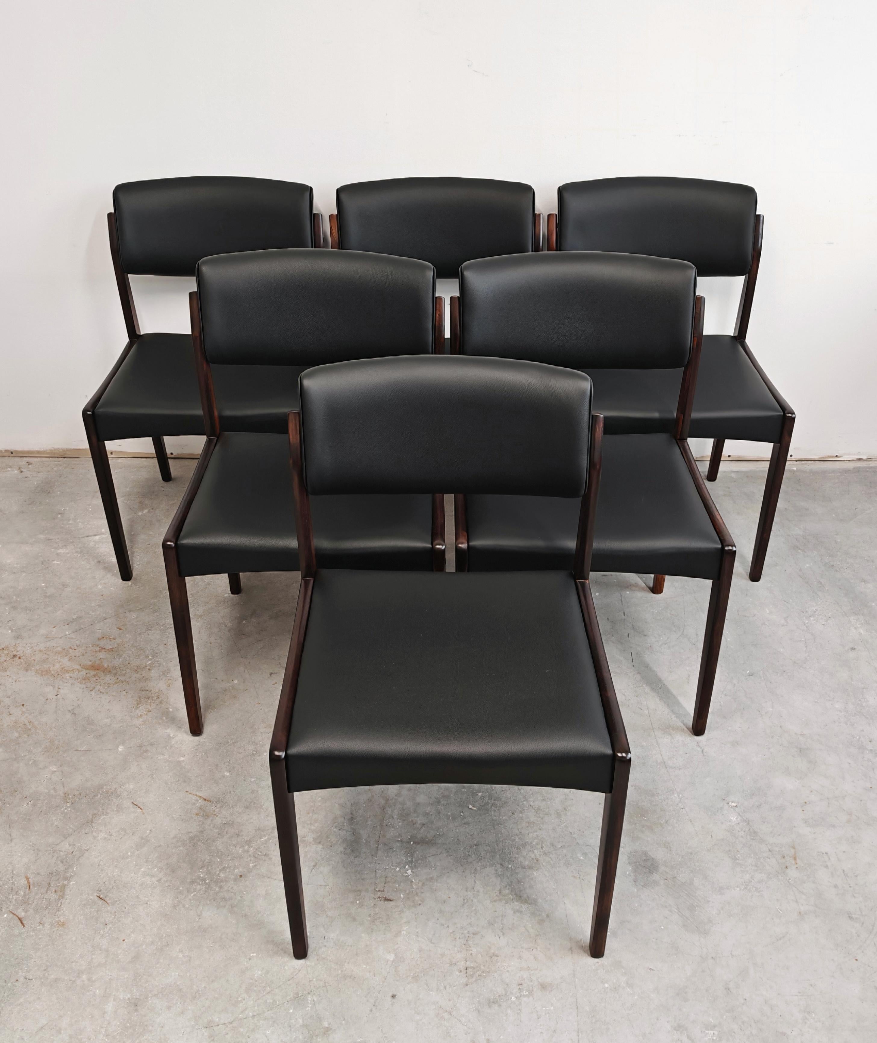 En este anuncio encontrarás un conjunto de 6 sillas de comedor de estilo Mid Century Modern diseñadas por H.W. Klein. Están realizados en palisandro y tapizados en cuero negro. Las sillas fueron fabricadas por Bramin y tienen marcas de atribución