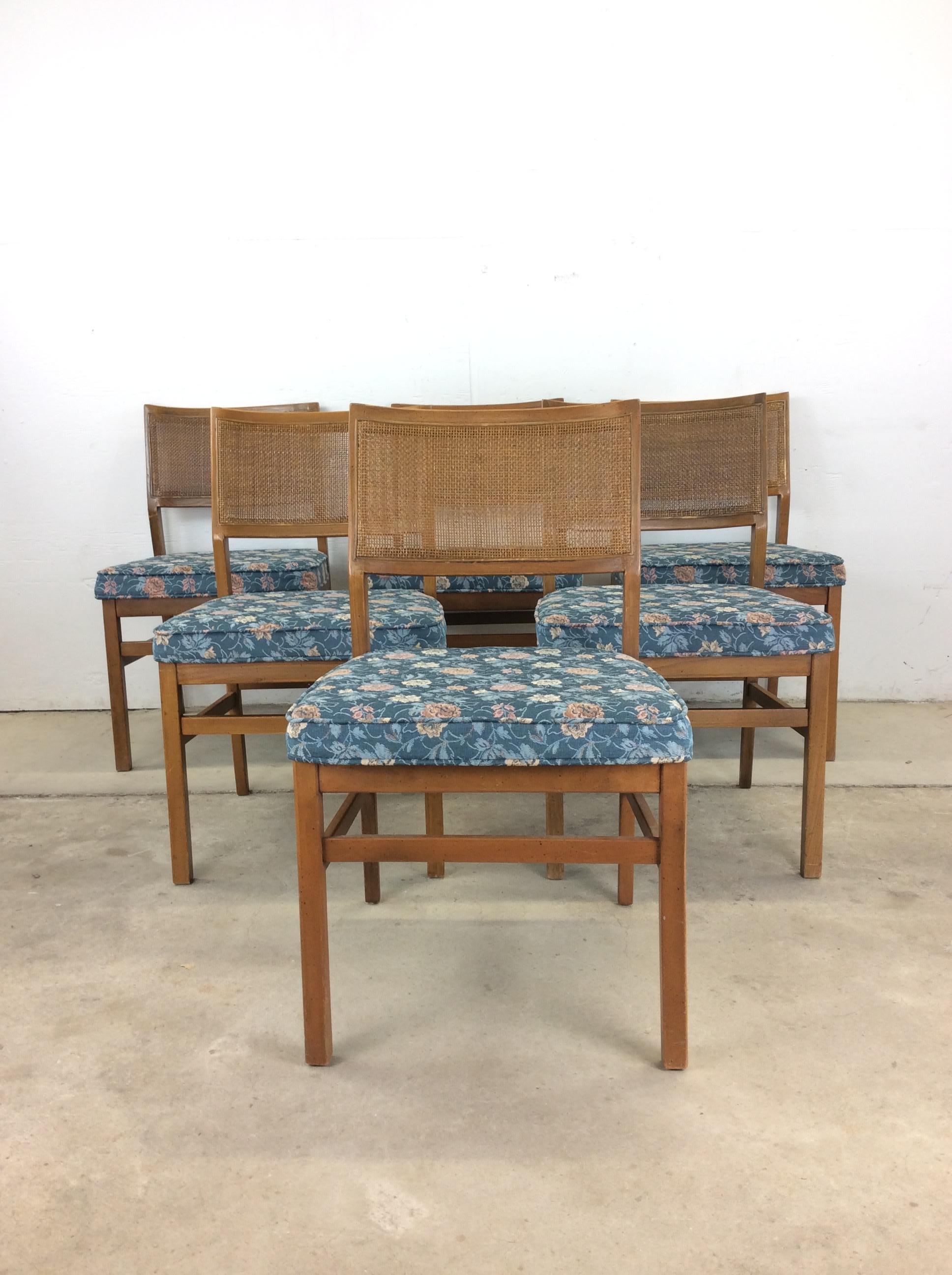 Cet ensemble de 6 chaises de salle à manger modernes du milieu du siècle présente une construction en bois dur, une finition originale en noyer, un rembourrage à motif vintage, un dossier canné et des pieds fuselés.

Dimensions : 20w 22d 32.25h 19sh