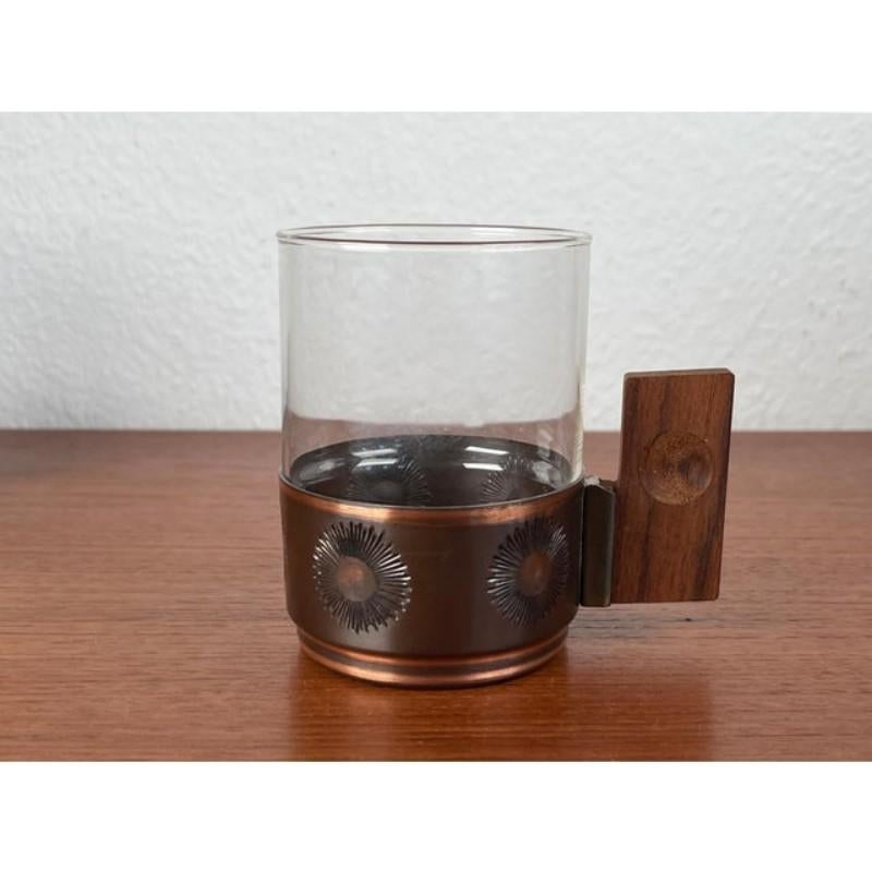 Vasos de Té Alemanes Modernos de Mitad de Siglo, Metal y Teca, Años 60, Juego de 6, en Muy Buen Estado. Diseñado de 1960 a 1969.

Más información:
Materiales: Vidrio, Metal
Color: Marrón
Estilos: Moderno de mediados de siglo
País de origen: