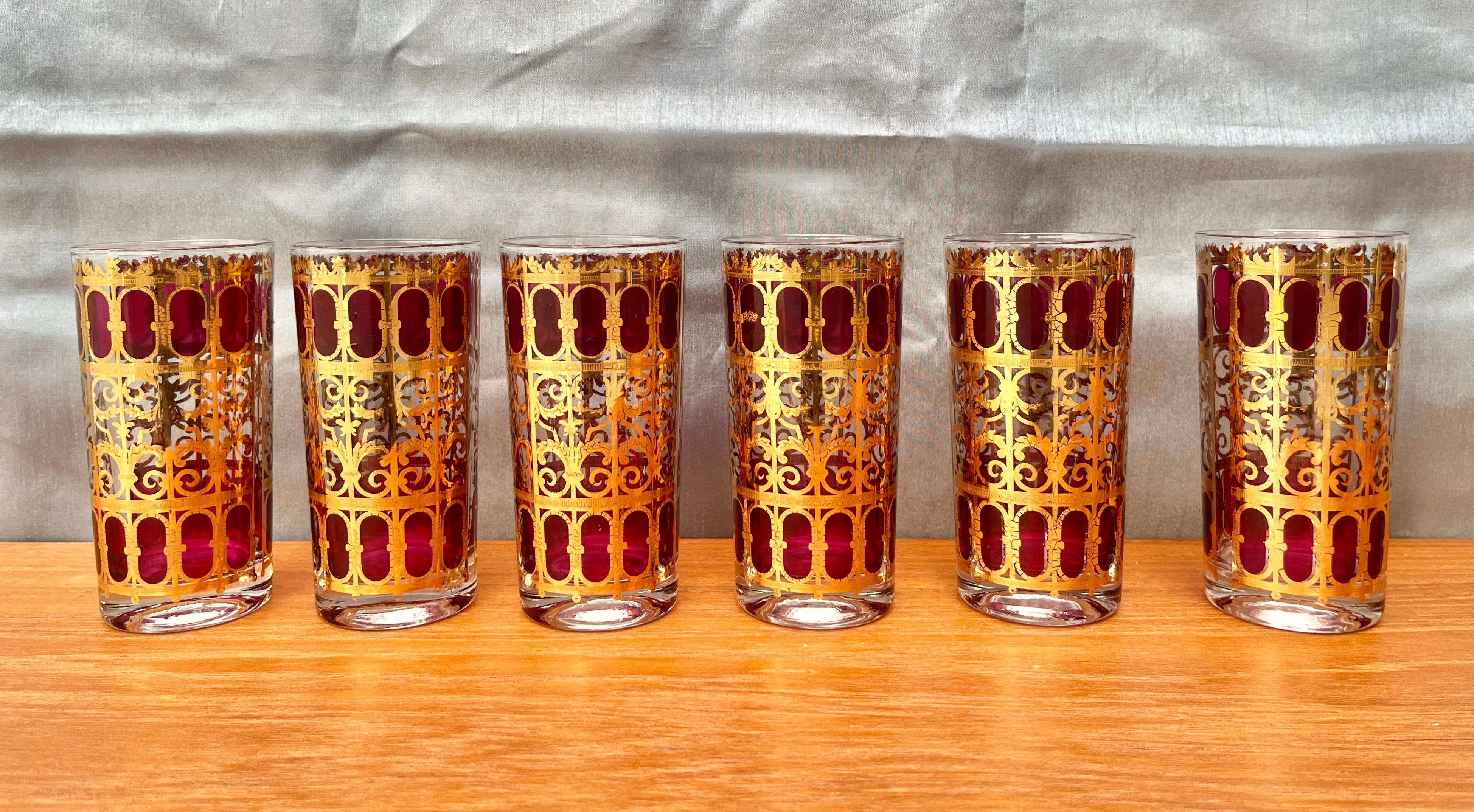Ein Satz von 6 Mid-Century Modern Culver Highball-Gläsern im Hollywood Regency Cranberry Scroll-Muster. CIRCA 1960er Jahre .
Die filigrane 22-karätige Goldverzierung zeigt ein maurisch inspiriertes Fenstermuster mit preiselbeerroten Ovalen in jedem