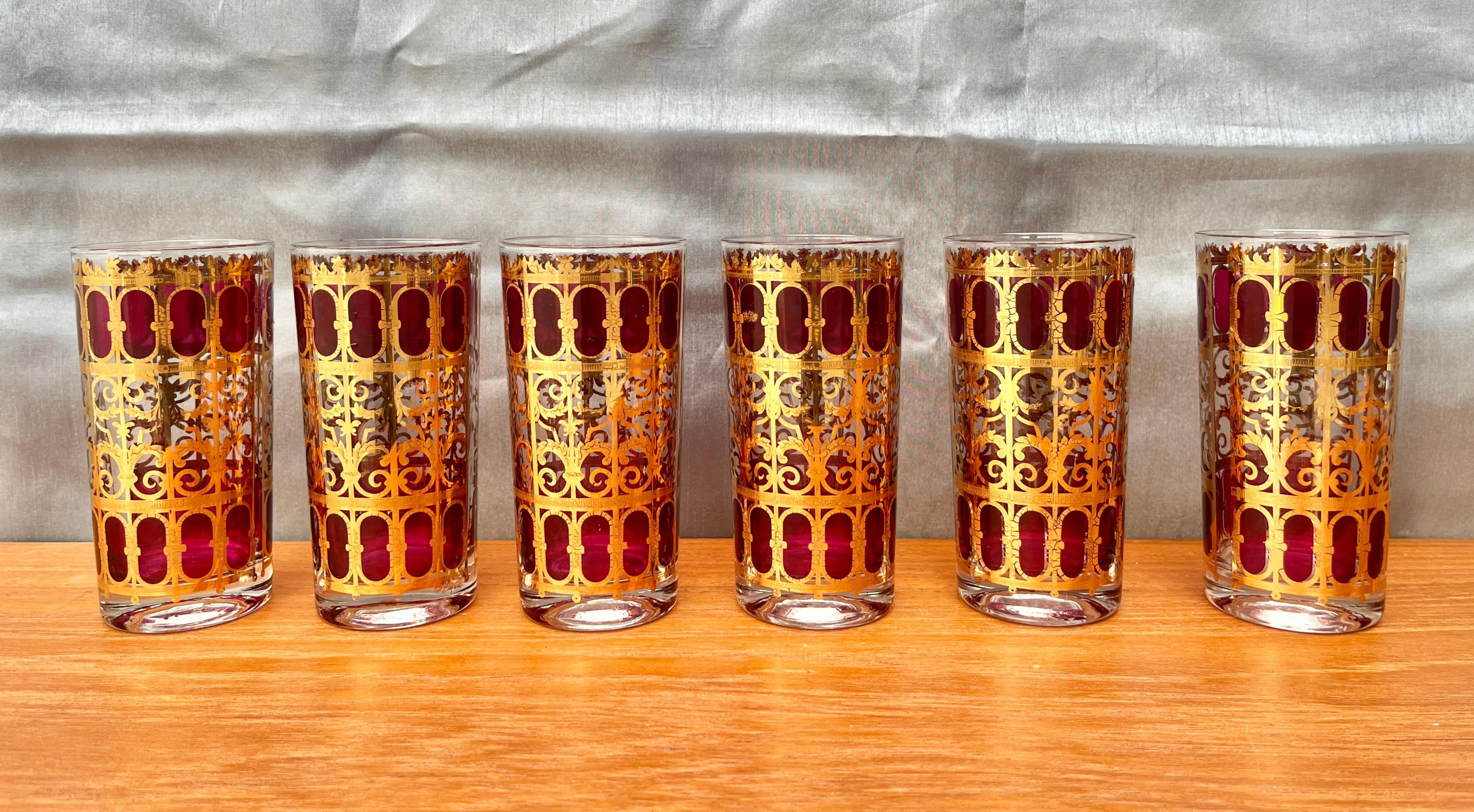 Un ensemble de 6 verres culver highball de style moderne du milieu du siècle dans le motif Hollywood Regency Cranberry. Circa 1960s .
Elle est ornée d'une volute filigranée en or 22 carats dans un motif de fenêtres d'inspiration mauresque, chaque