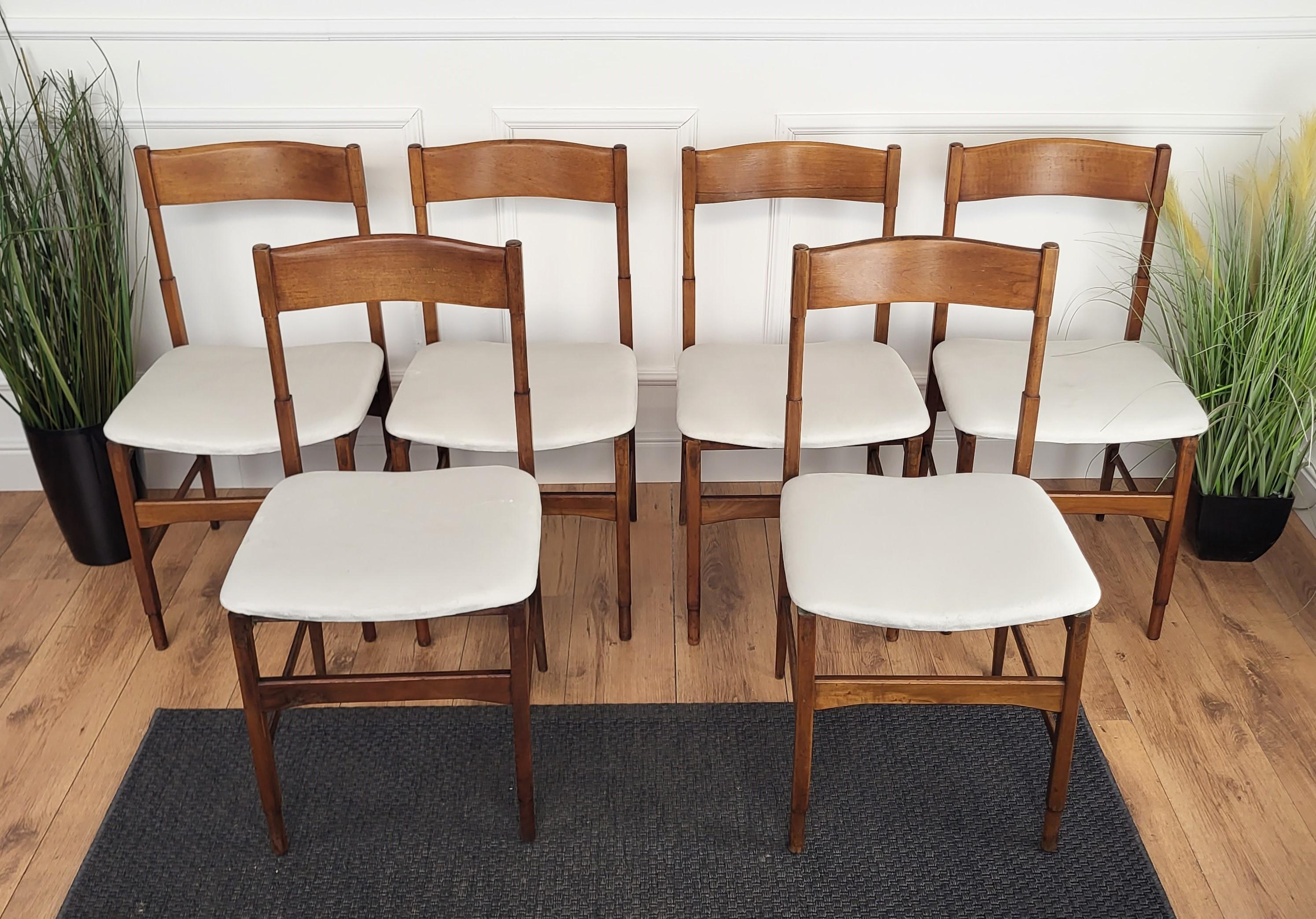 Satz von 6 Mid-Century Modern Italian Walnut Wood Neu gepolstert Esszimmerstühle im Angebot 3
