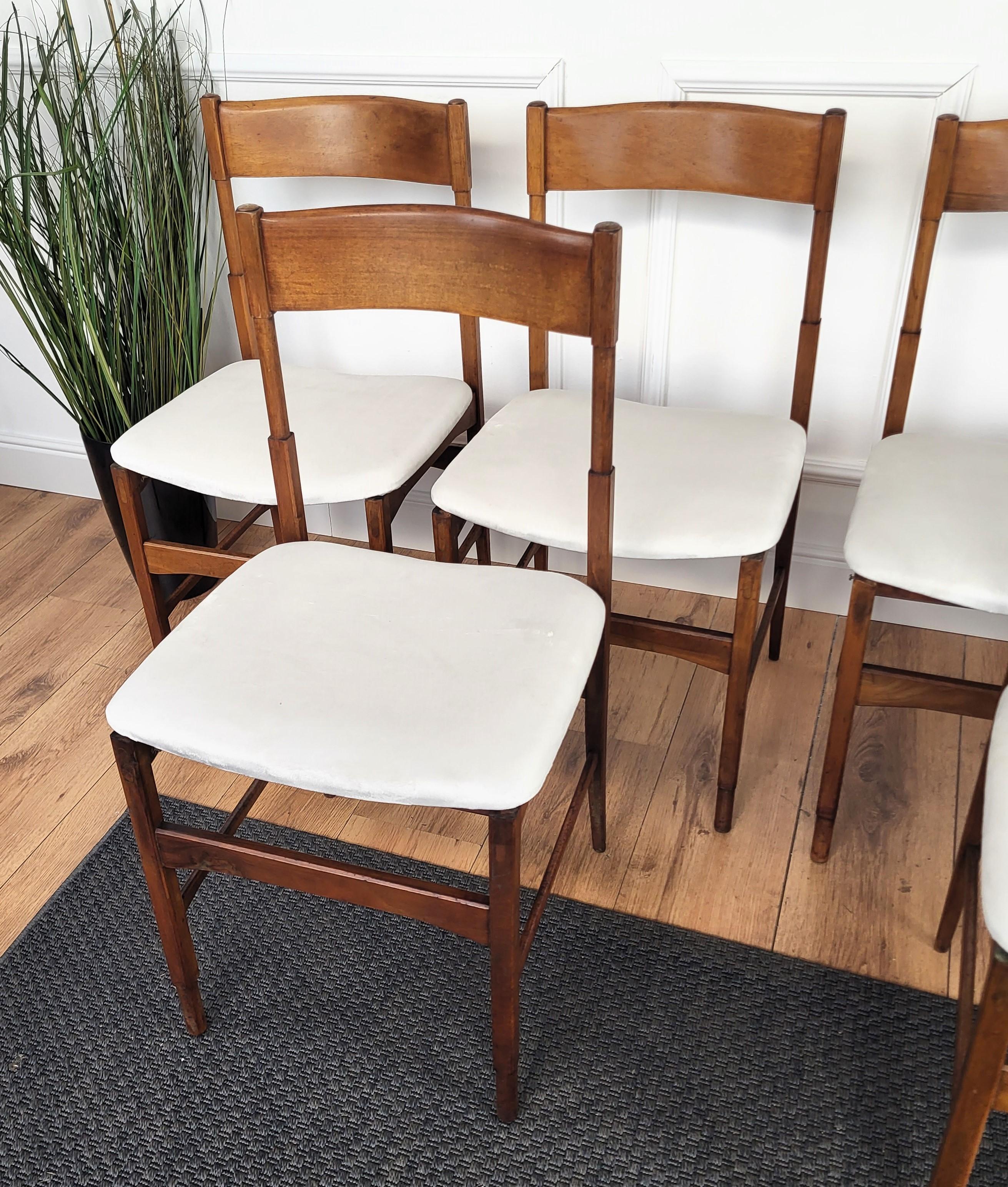 Schöne und stilvolle italienische Mid-Century Modern Satz von 6 Stühlen, mit stark bearbeitet und geformte Holzstruktur und neu weißem Stoff neu gepolstert Sitz. Das einzigartige und typische Design mit der klaren geometrischen Form und dem Dekor