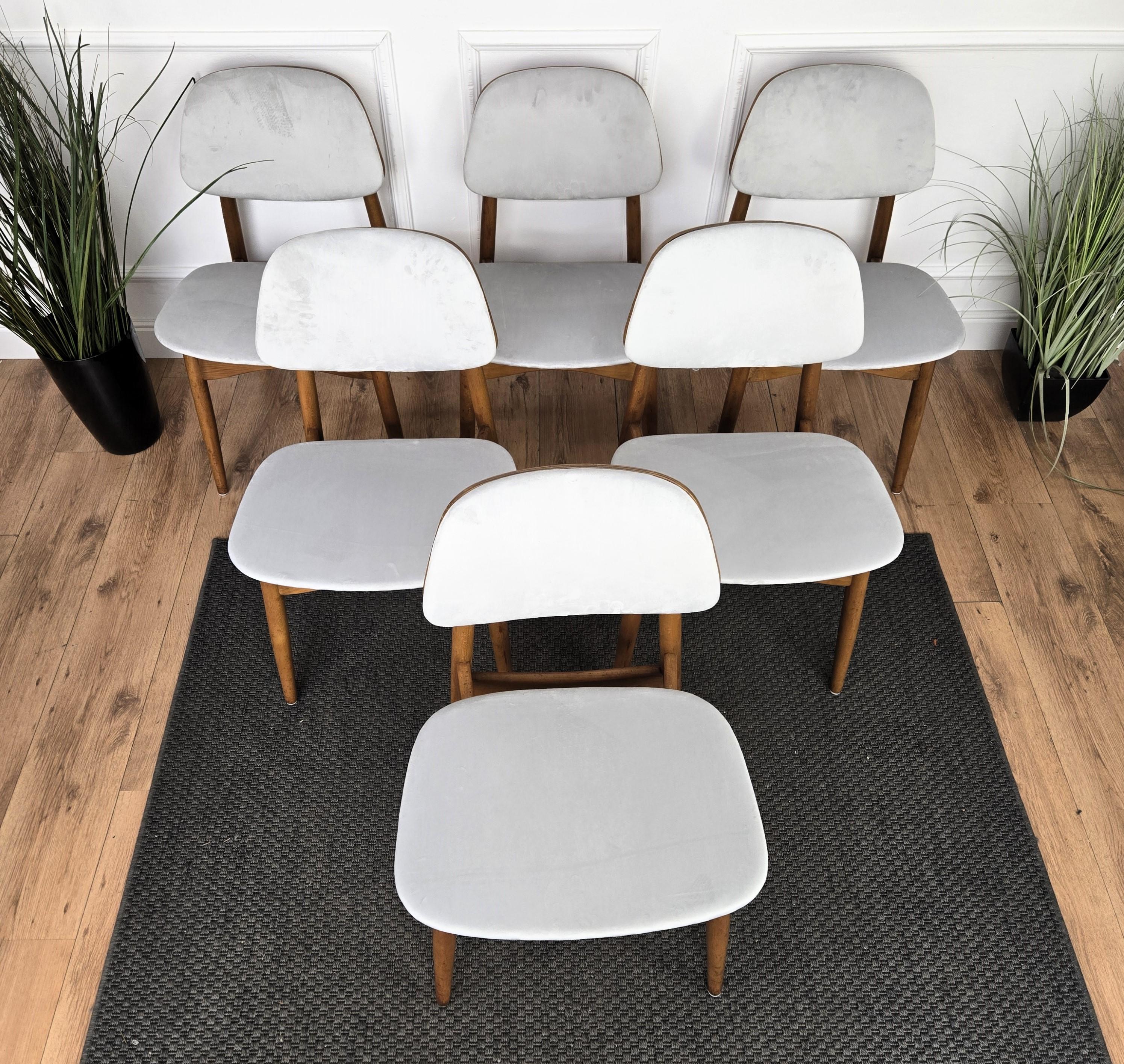 Bellissimo ed elegante set di 6 sedie da pranzo in stile Mid-Century Modern italiano, con struttura in legno molto lavorata e sagomata e seduta e schienale rivestiti in tessuto bianco. Il design unico e tipico, con la forma geometrica pulita e le