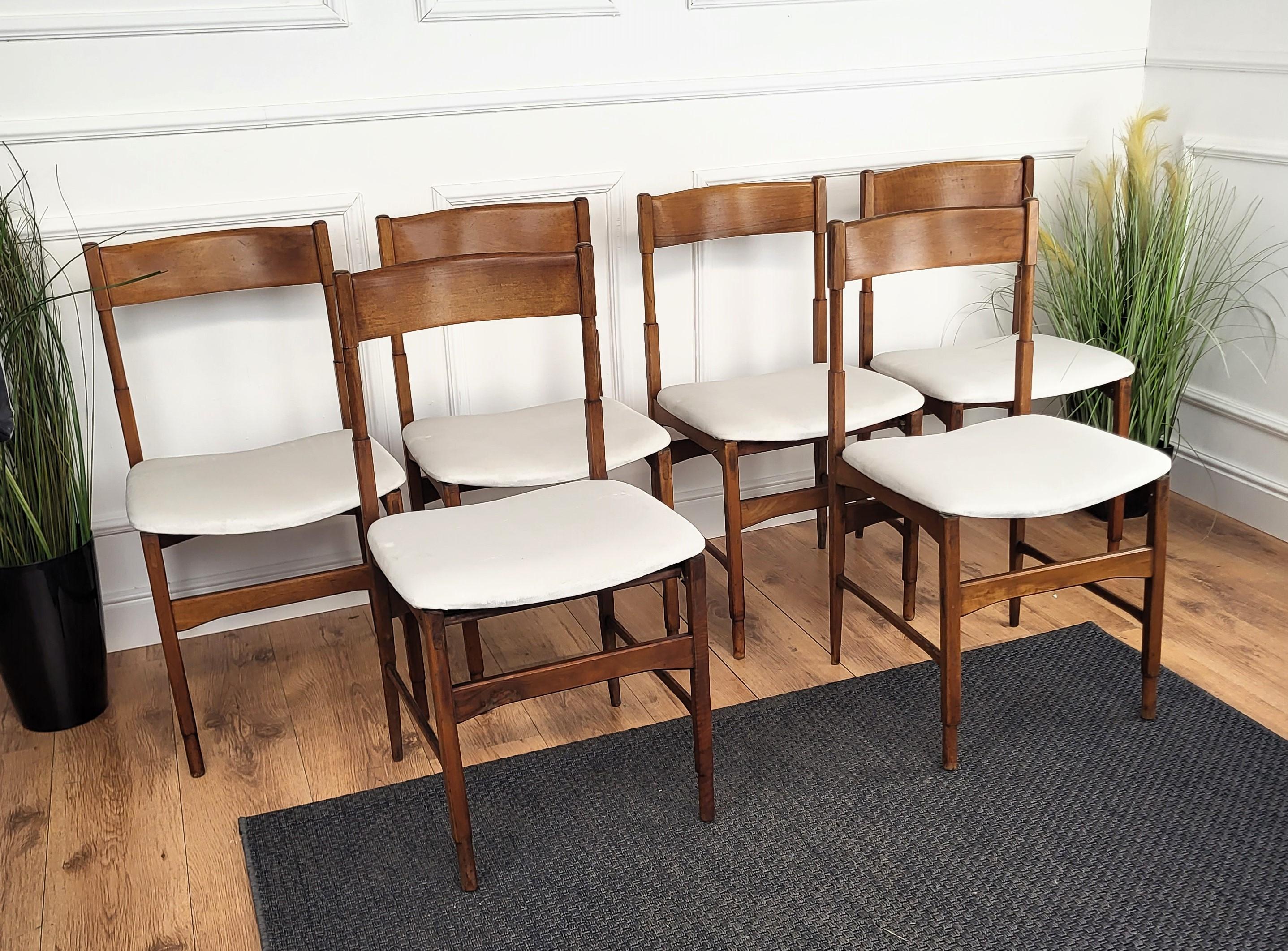 Satz von 6 Mid-Century Modern Italian Walnut Wood Neu gepolstert Esszimmerstühle (Moderne der Mitte des Jahrhunderts) im Angebot