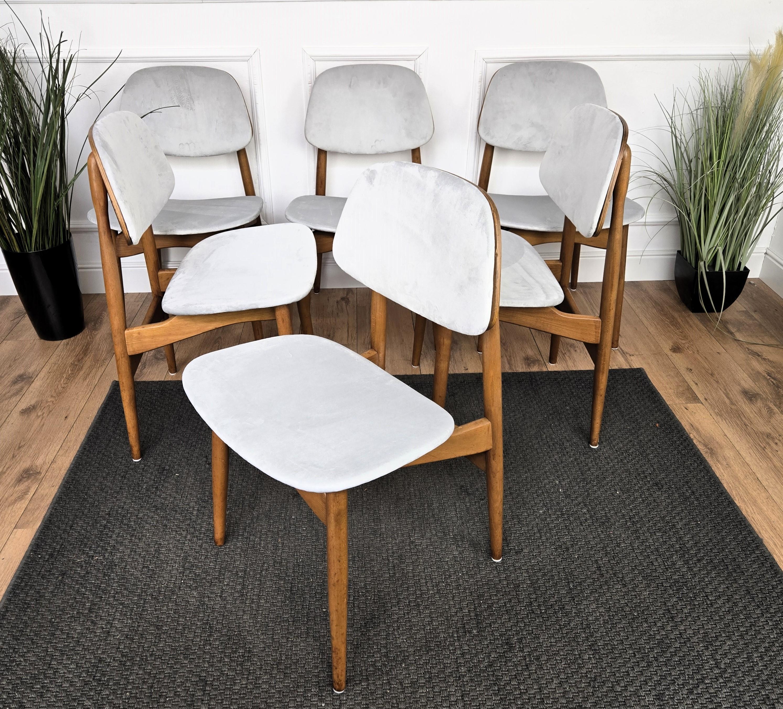 Italiano Set di 6 sedie da pranzo italiane in legno di noce, moderne e di metà secolo, appena imbottite in vendita