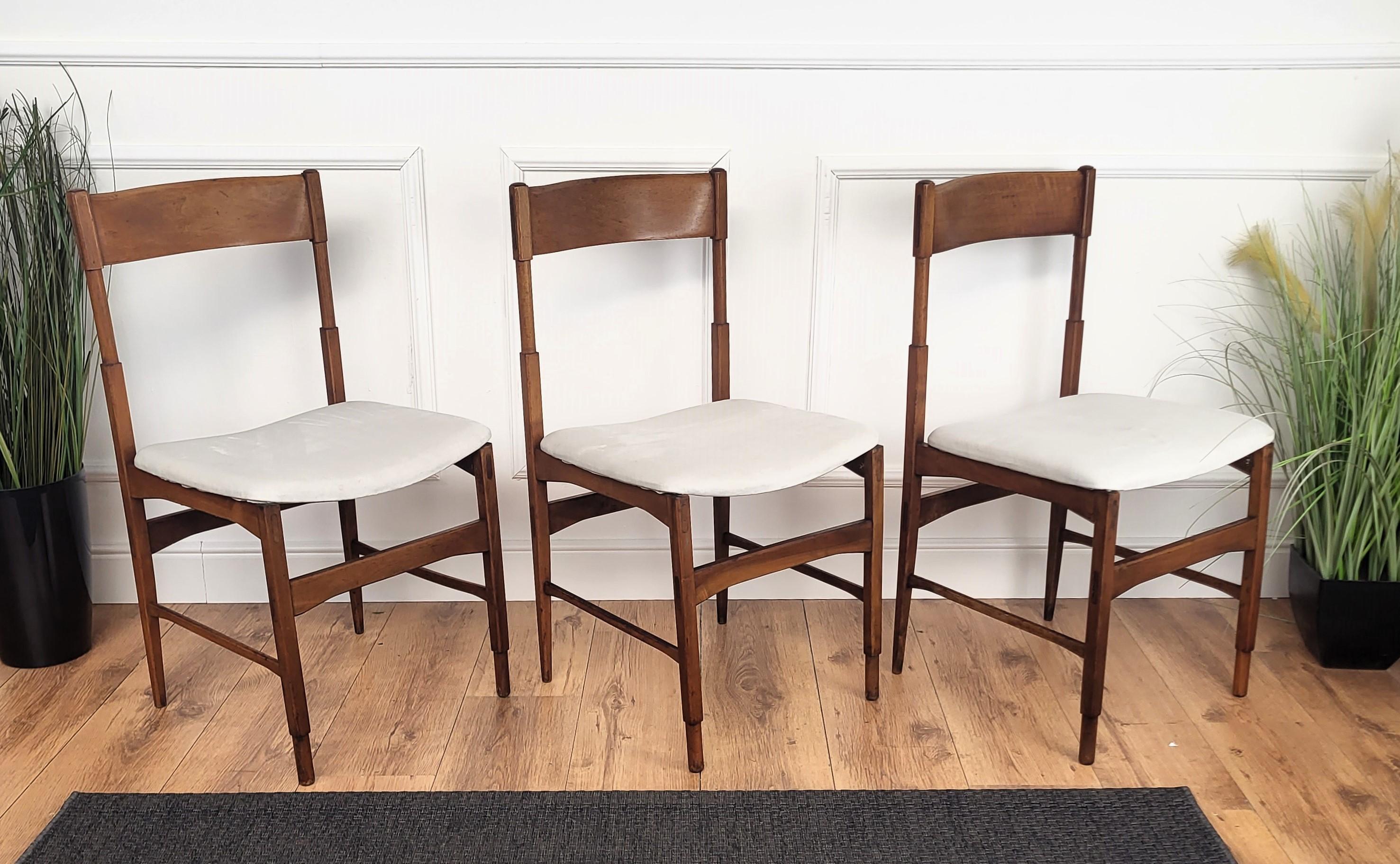 Satz von 6 Mid-Century Modern Italian Walnut Wood Neu gepolstert Esszimmerstühle im Zustand „Gut“ im Angebot in Carimate, Como