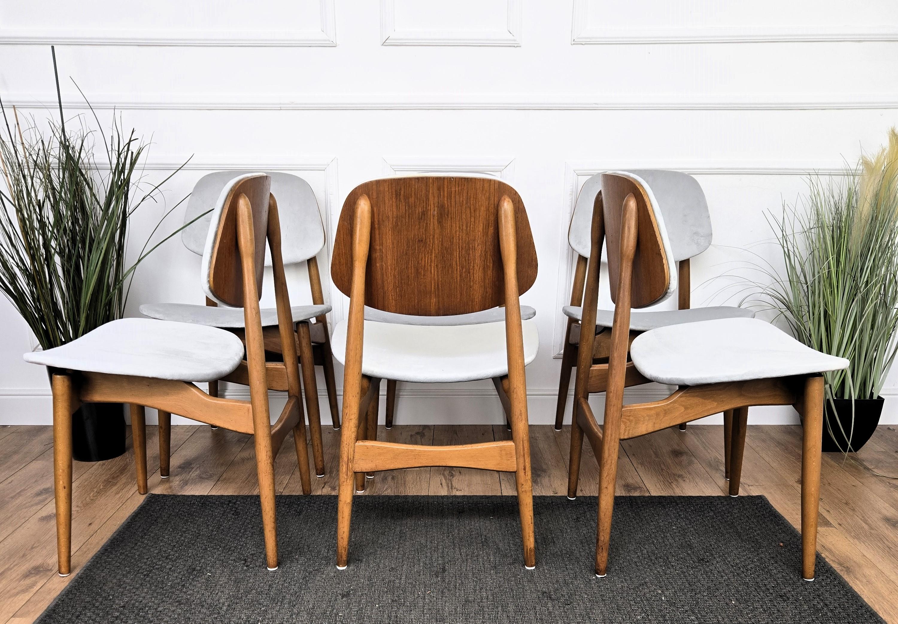 Set di 6 sedie da pranzo italiane in legno di noce, moderne e di metà secolo, appena imbottite In condizioni buone in vendita a Carimate, Como