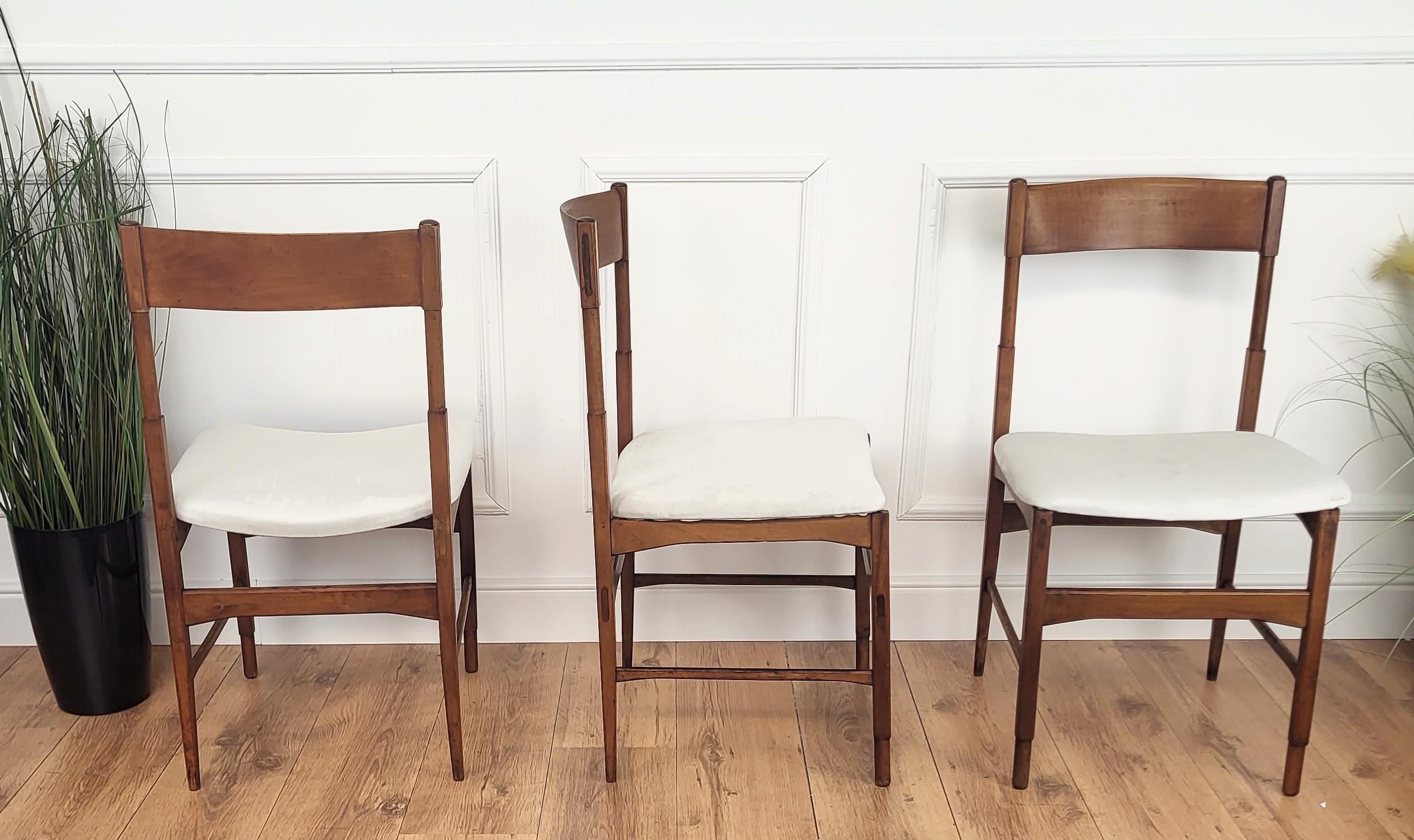 Satz von 6 Mid-Century Modern Italian Walnut Wood Neu gepolstert Esszimmerstühle (20. Jahrhundert) im Angebot