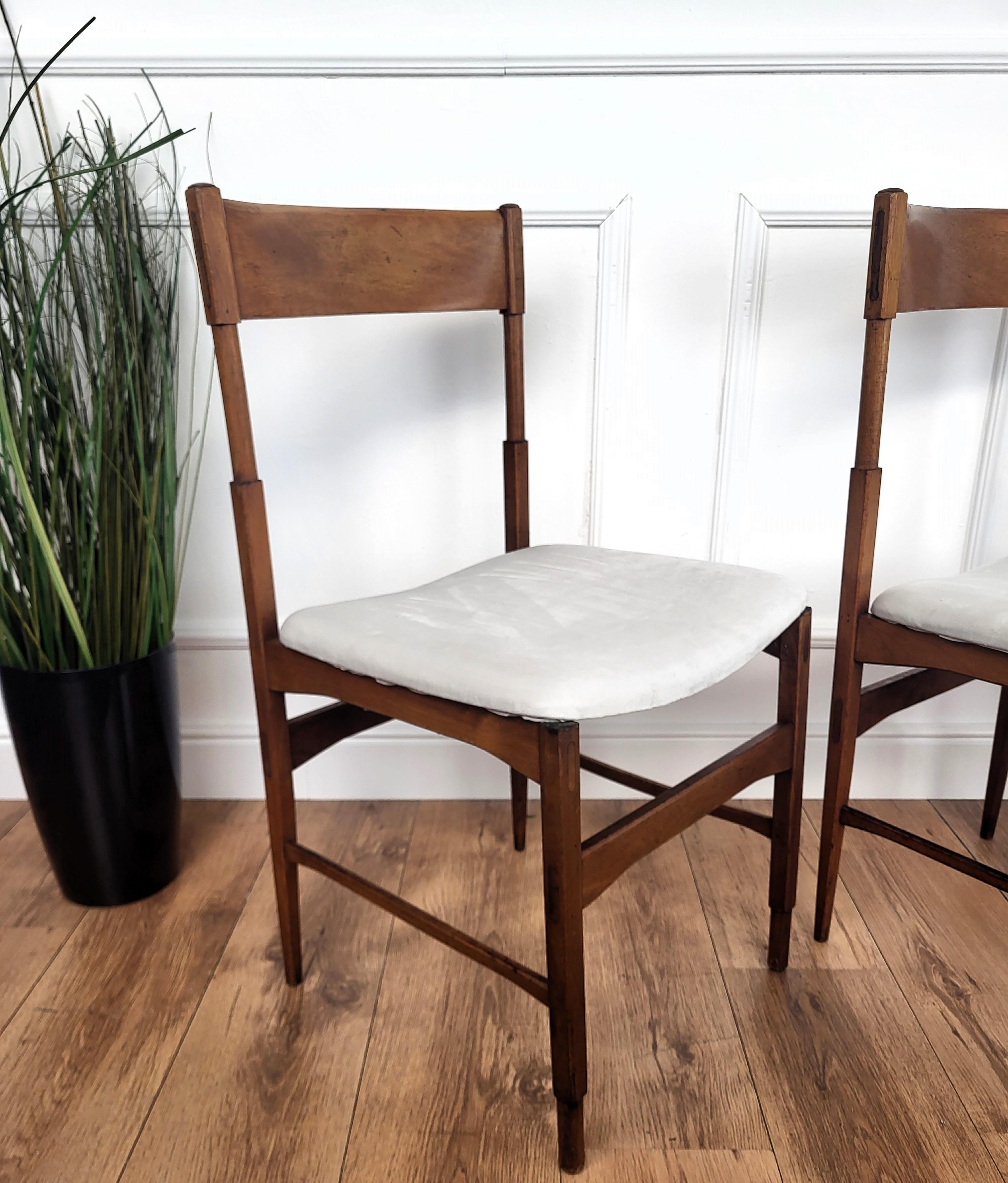 Satz von 6 Mid-Century Modern Italian Walnut Wood Neu gepolstert Esszimmerstühle (Stoff) im Angebot