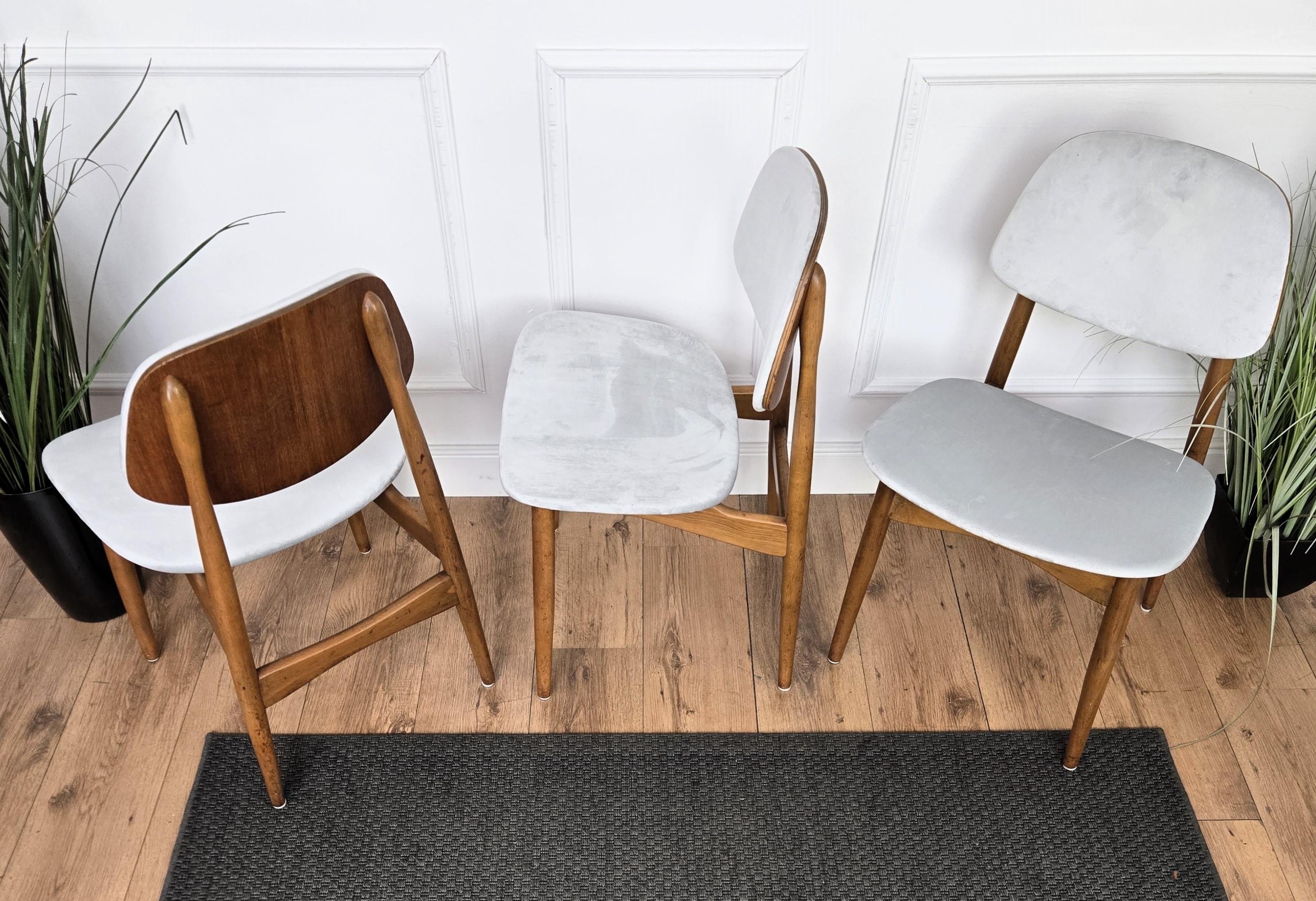 Tessuto Set di 6 sedie da pranzo italiane in legno di noce, moderne e di metà secolo, appena imbottite in vendita