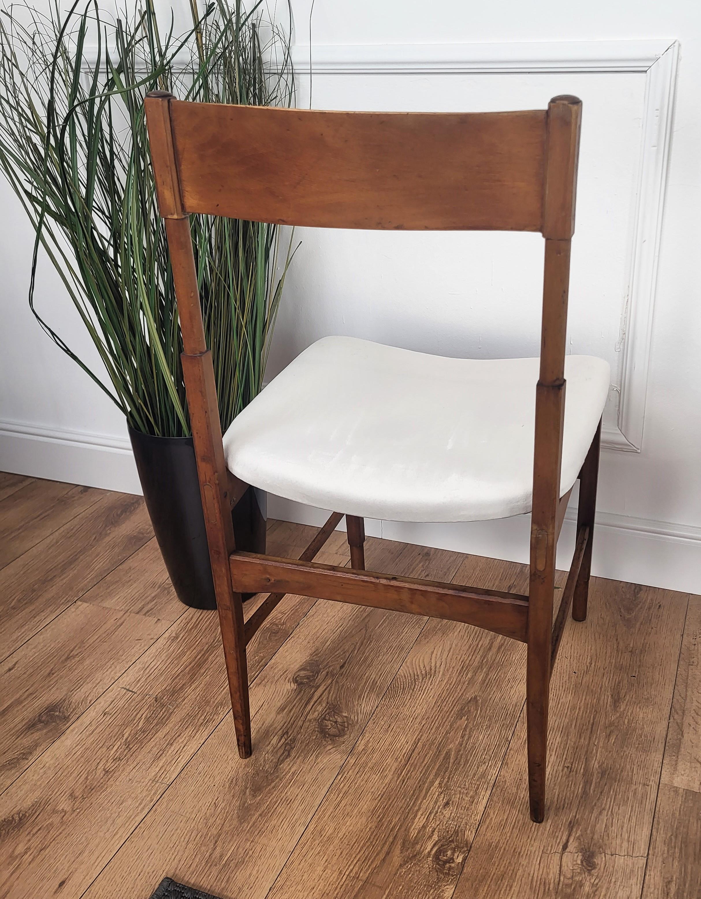Satz von 6 Mid-Century Modern Italian Walnut Wood Neu gepolstert Esszimmerstühle im Angebot 1