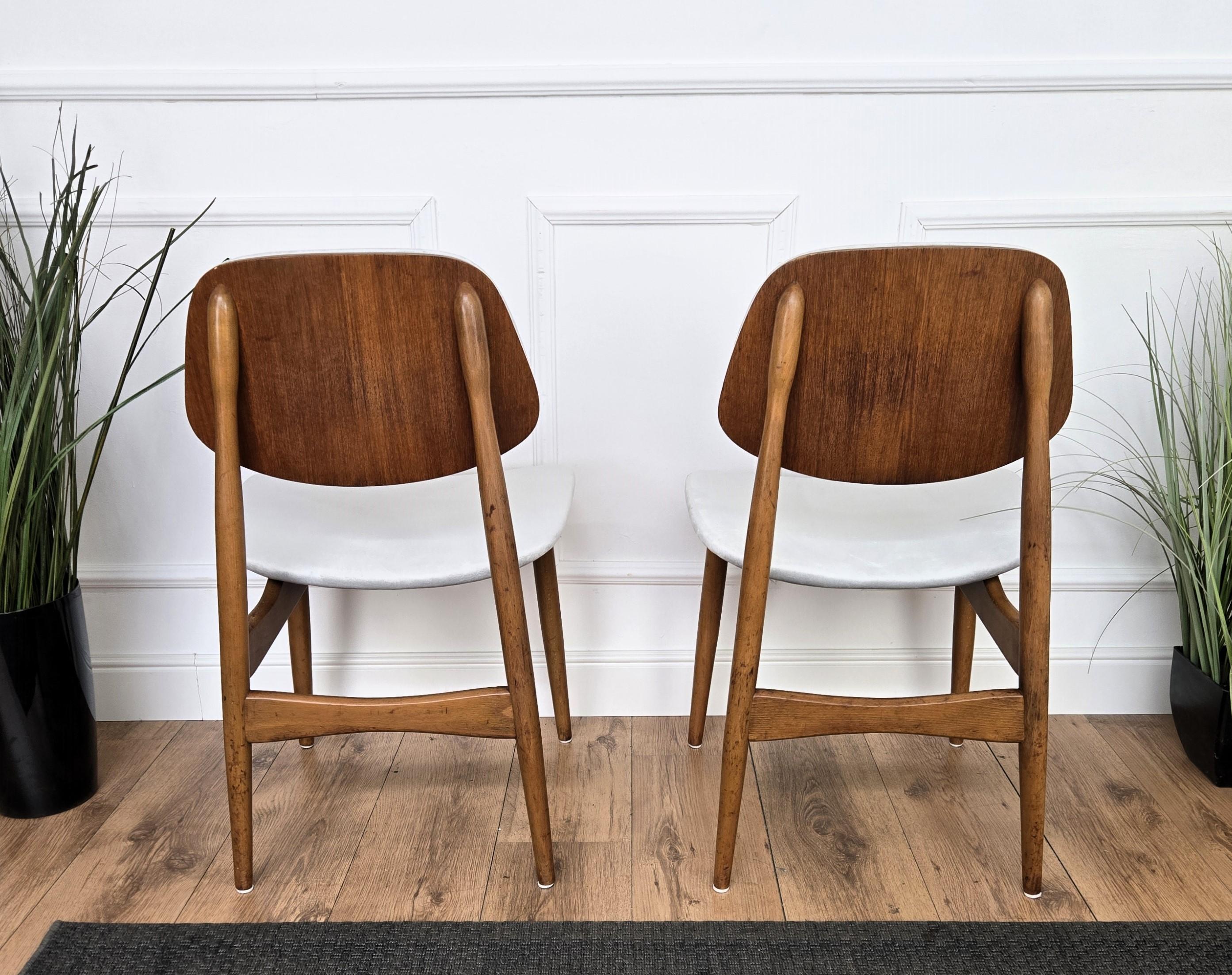 Set di 6 sedie da pranzo italiane in legno di noce, moderne e di metà secolo, appena imbottite in vendita 1
