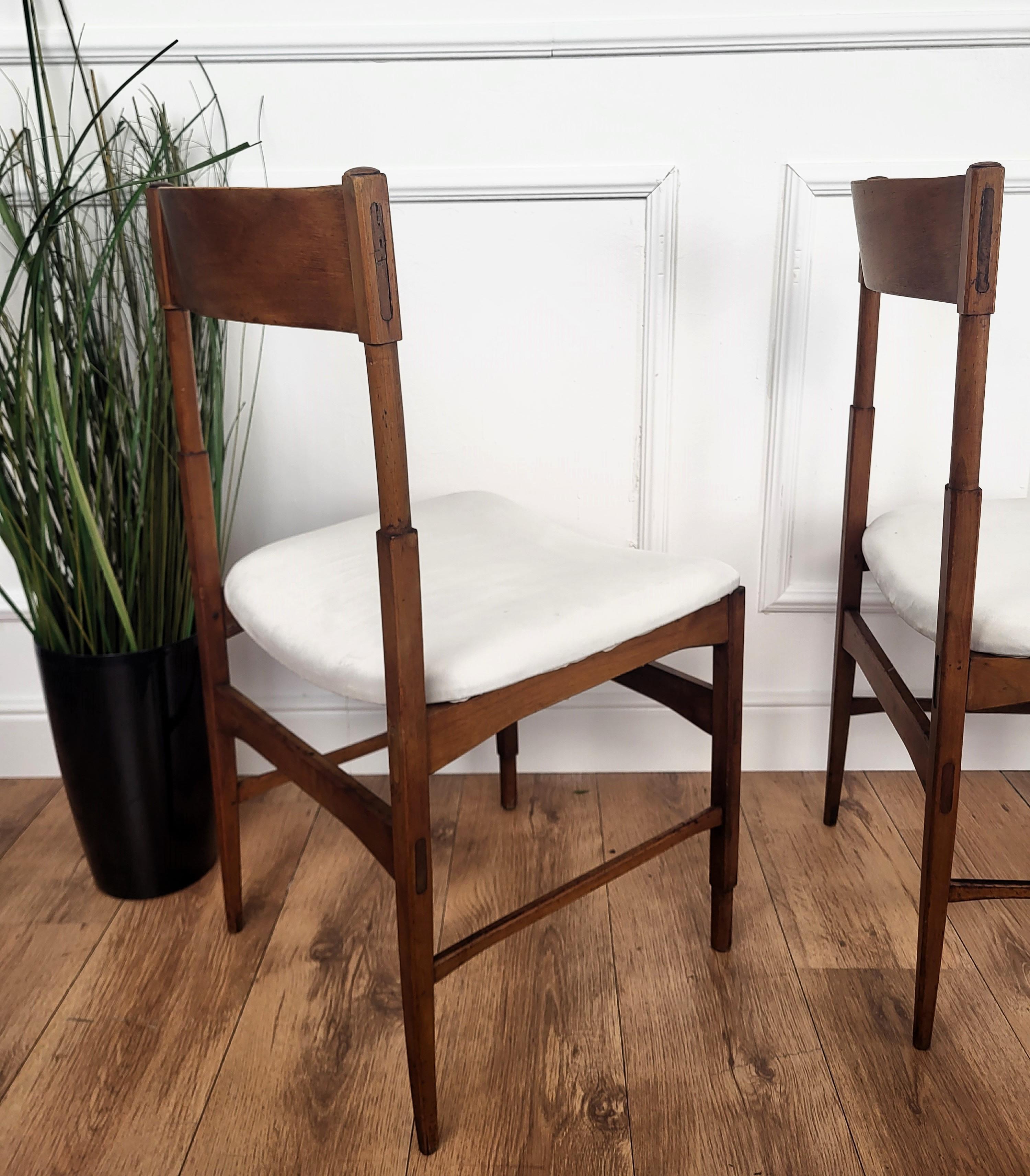 Satz von 6 Mid-Century Modern Italian Walnut Wood Neu gepolstert Esszimmerstühle im Angebot 2