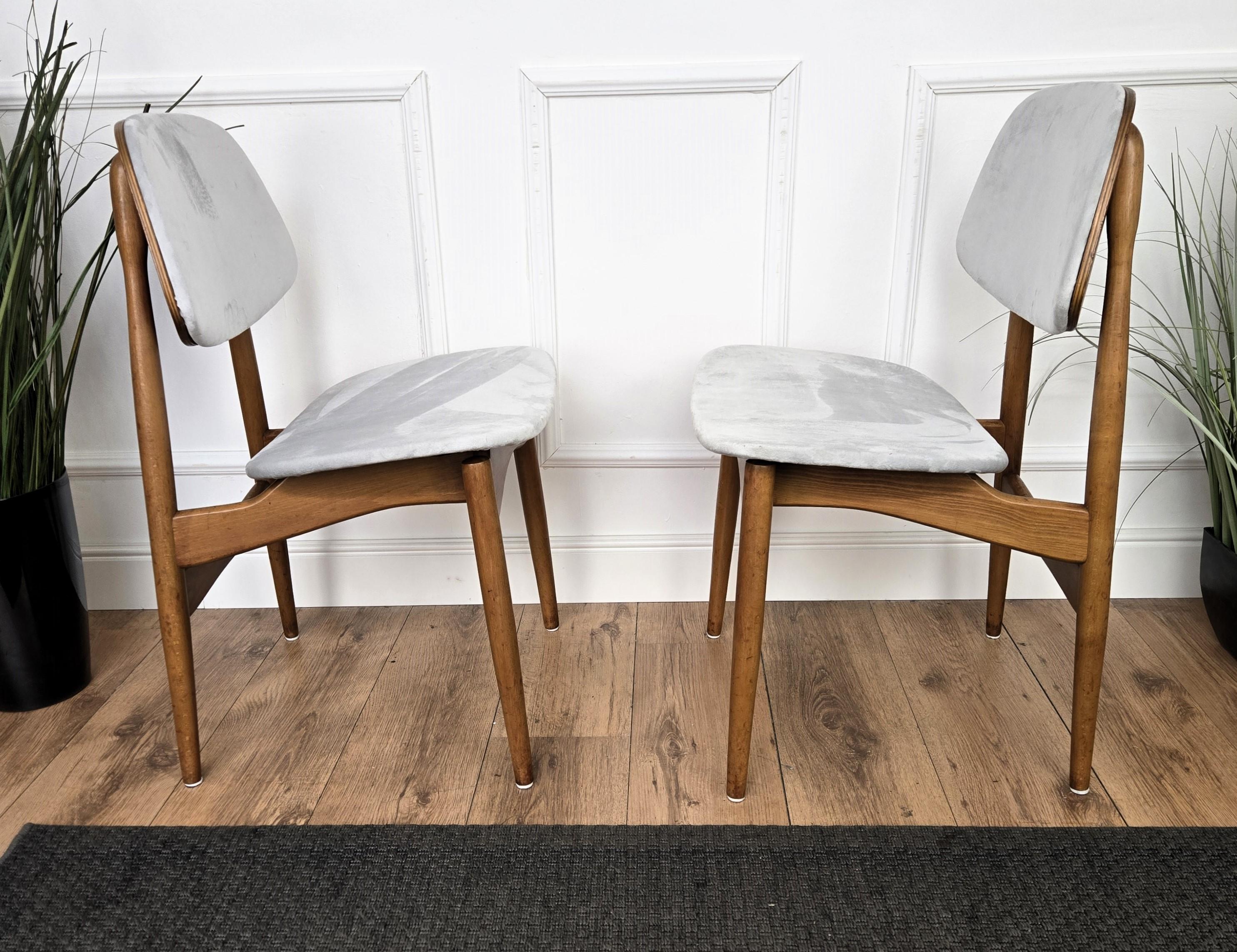 Set di 6 sedie da pranzo italiane in legno di noce, moderne e di metà secolo, appena imbottite in vendita 2