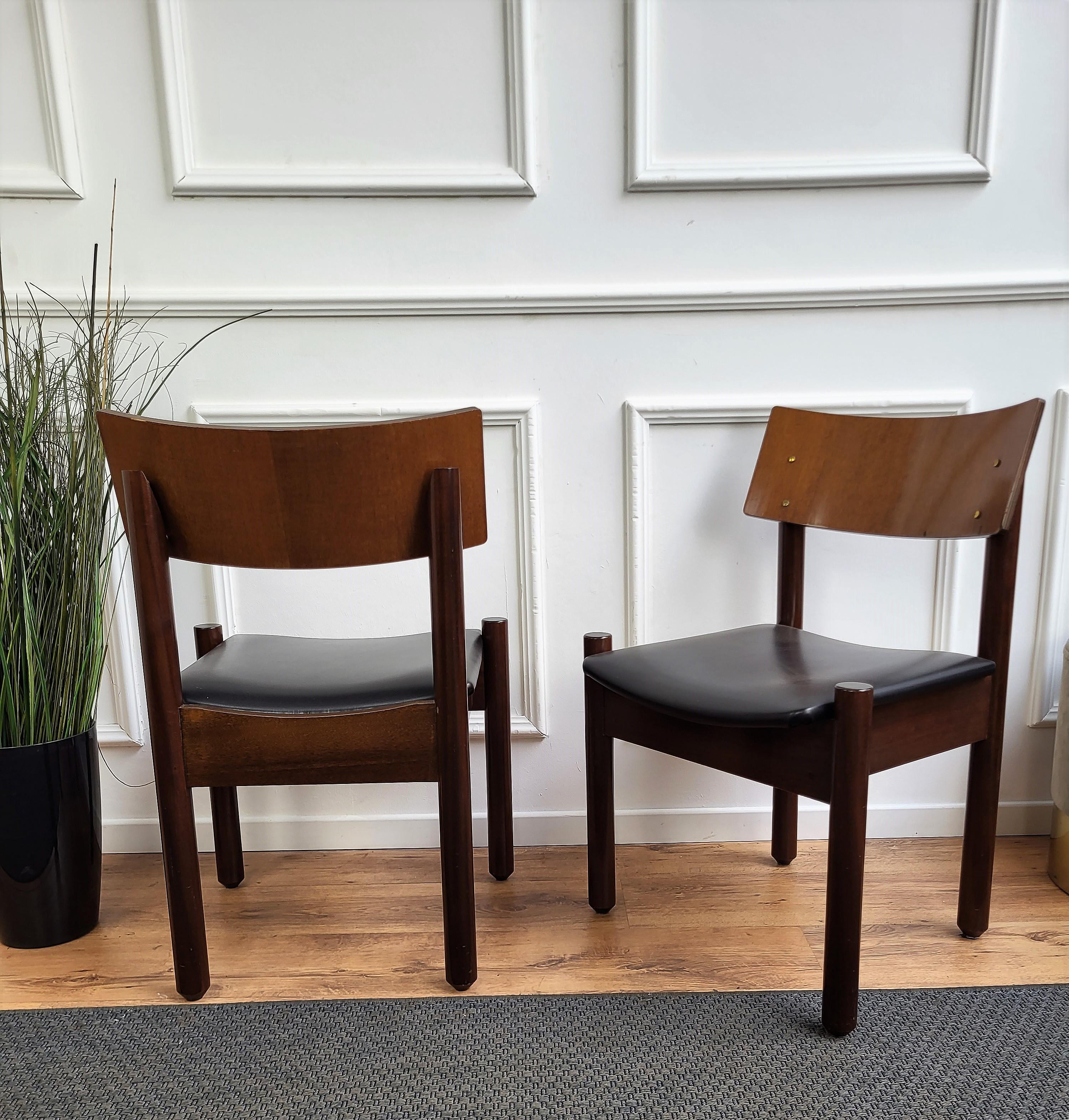 Ensemble de 6 chaises de salle à manger italiennes tapissées en bois de noyer, de style mi-siècle moderne en vente 2