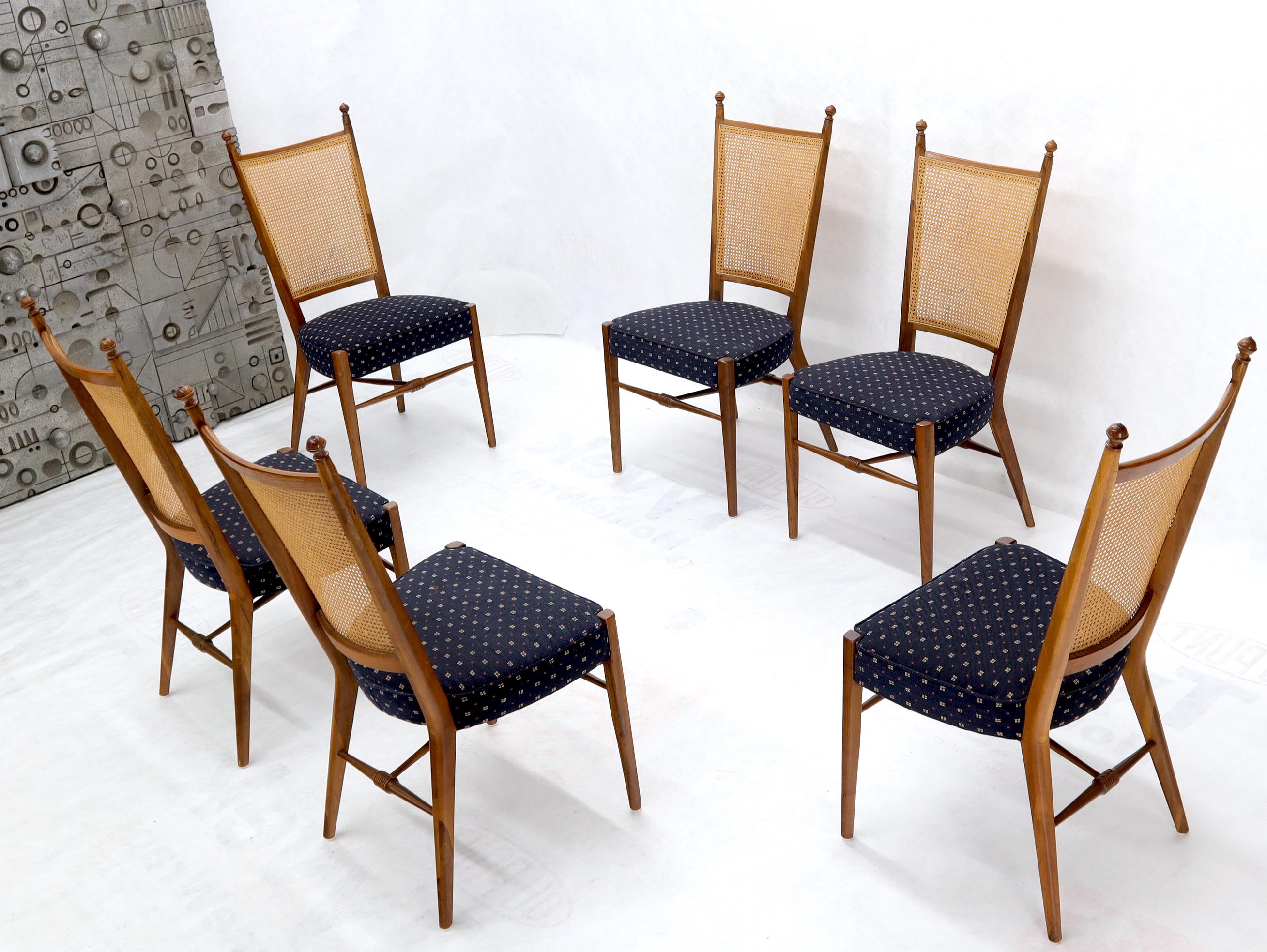 6 Stühle mit geschnitztem Nussbaumgestell und Rohrrücken für die Mitte des Jahrhunderts (Lackiert) im Angebot