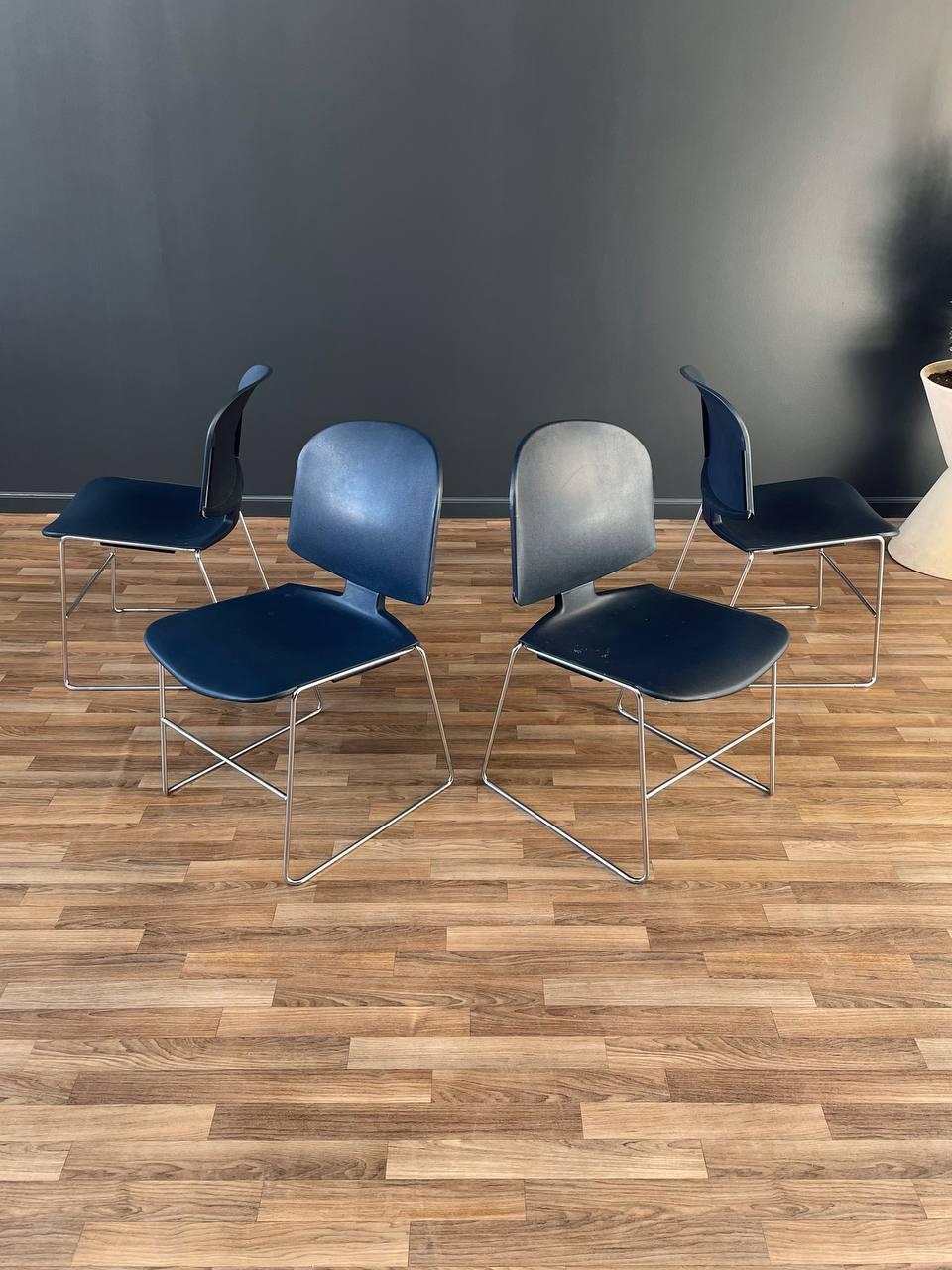 Mid-Century Modern Ensemble de 6 chaises empilables chromées de style mi-siècle moderne par Steelcase en vente