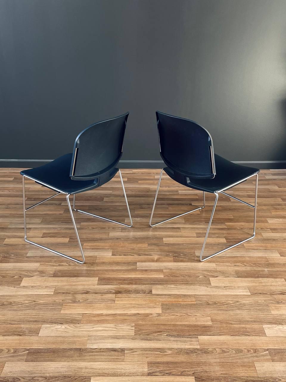 Ensemble de 6 chaises empilables chromées de style mi-siècle moderne par Steelcase Bon état - En vente à Los Angeles, CA