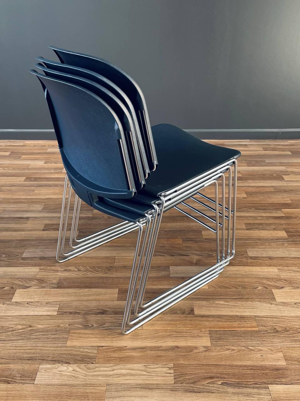 Ormeau Ensemble de 6 chaises empilables chromées de style mi-siècle moderne par Steelcase en vente