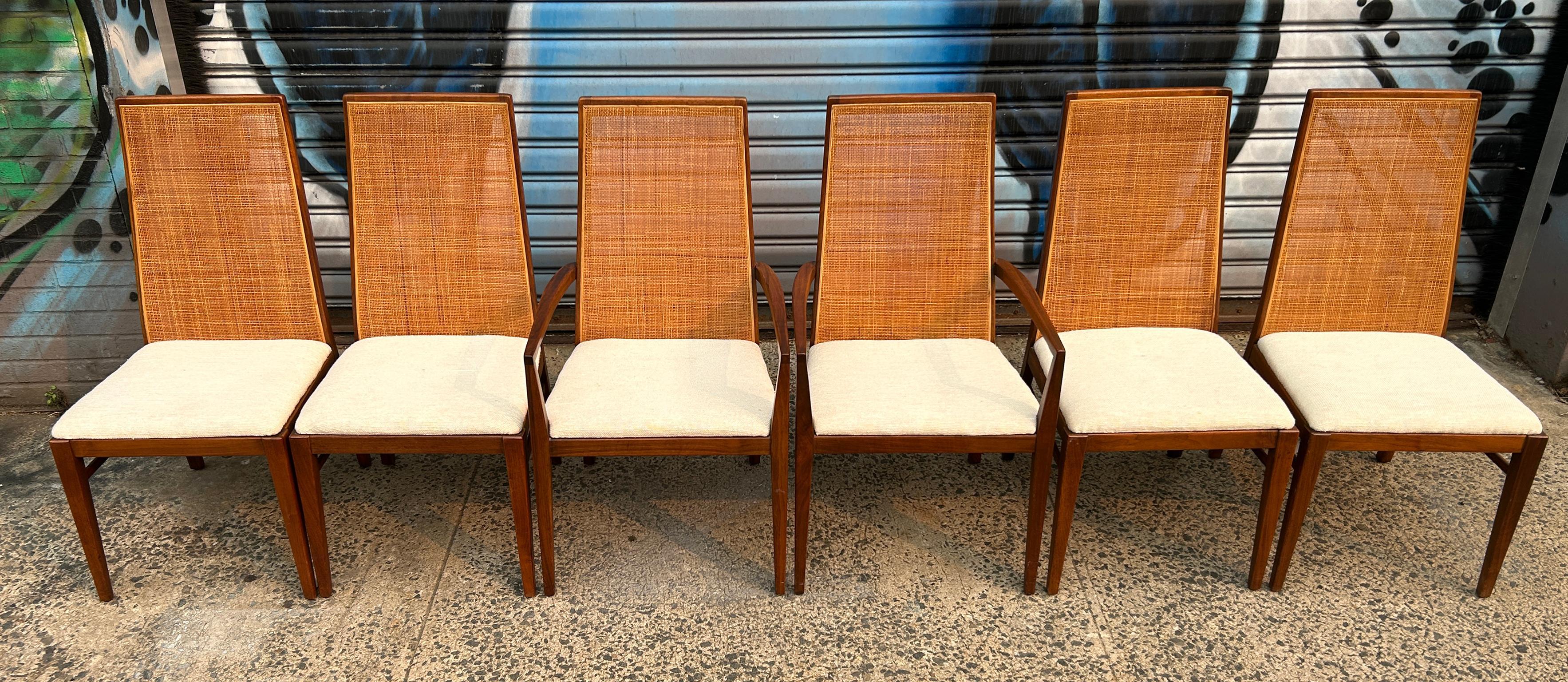 Magnifique ensemble de 6 chaises de salle à manger en rotin à dossier haut et effilé de style moderne du milieu du siècle dernier. (4) des chaises n'ont pas d'accoudoirs et (2) chaises ont des accoudoirs - toutes ont la même tapisserie en laine
