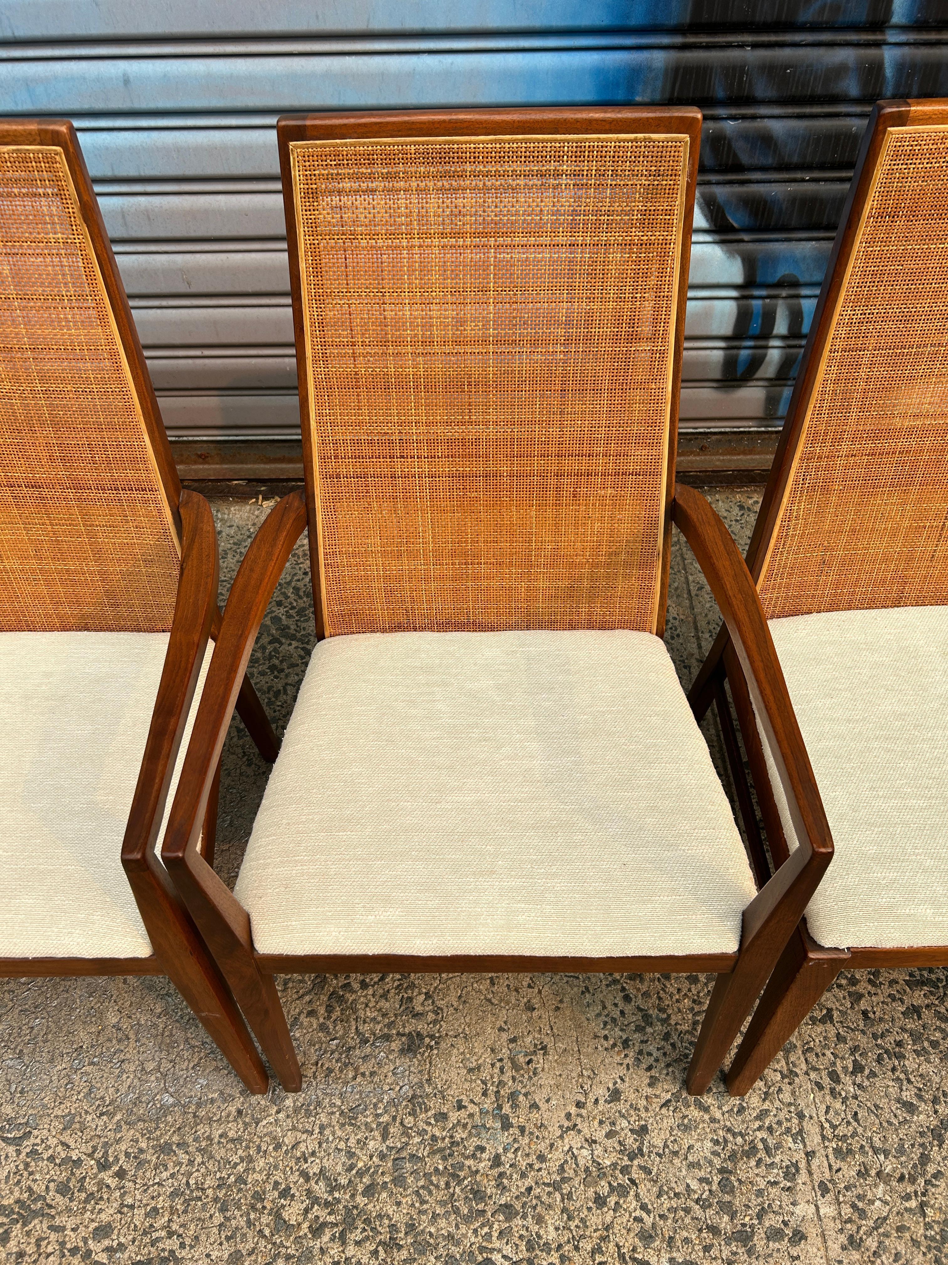 Mid-Century Modern Ensemble de 6 chaises de salle à manger à dossier canné fuselé The Modernity en vente