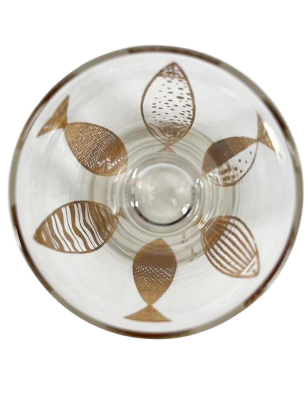 Set aus 6 Highball-/Tumbler-Gläsern aus klarem Glas, verziert mit 22-karätigem Gold mit Fischen im Atomstil in vertikaler Ausrichtung und abwechselnd nach oben und unten gerichtet, jedes mit einem anderen stilisierten Muster. 