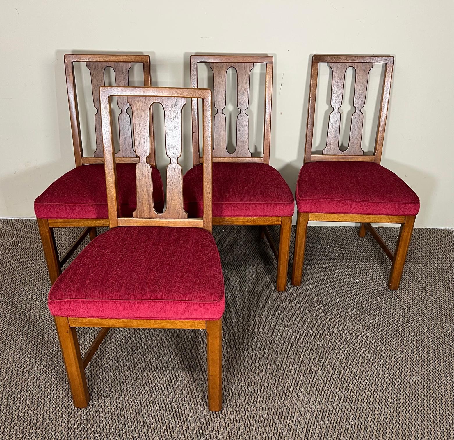Set of 6 Mid-Century Modern walnut dining chairs. Including two with arms. Possibly by Henredon. No makers mark. They came with a table and buffet by Henredon. (Listed separately)

Very good vintage condition. Some minor scratches, small gouges on