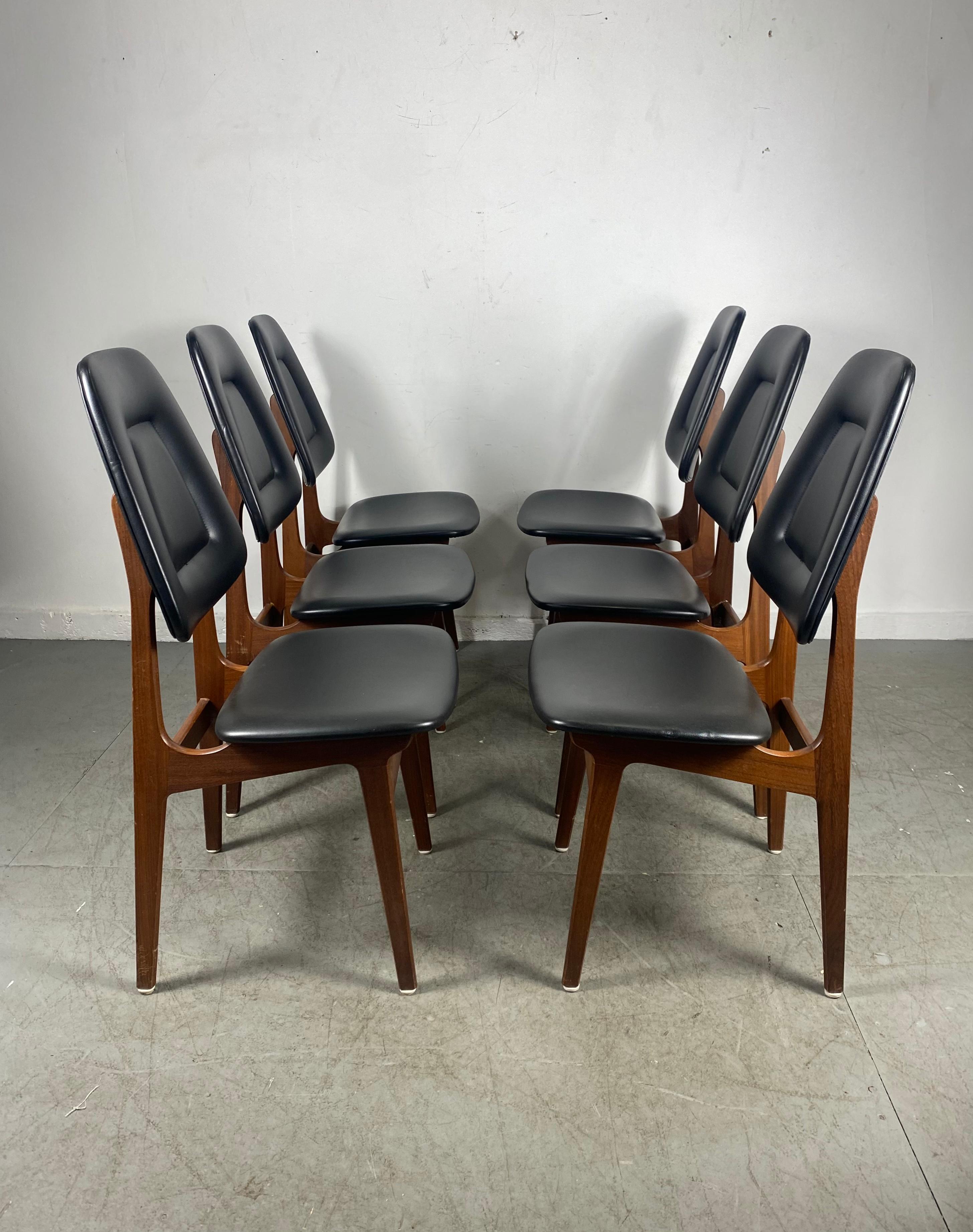 Satz von sechs Teakholz-Esszimmerstühlen mit original schwarzem Kunstlederbezug von Brødrene Sørheim. Die Stühle sind in sehr gutem Zustand mit altersgemäßen Gebrauchsspuren. Strukturell solide,, feste Gelenke,, kein Wackeln,, Extrem komfortabel...