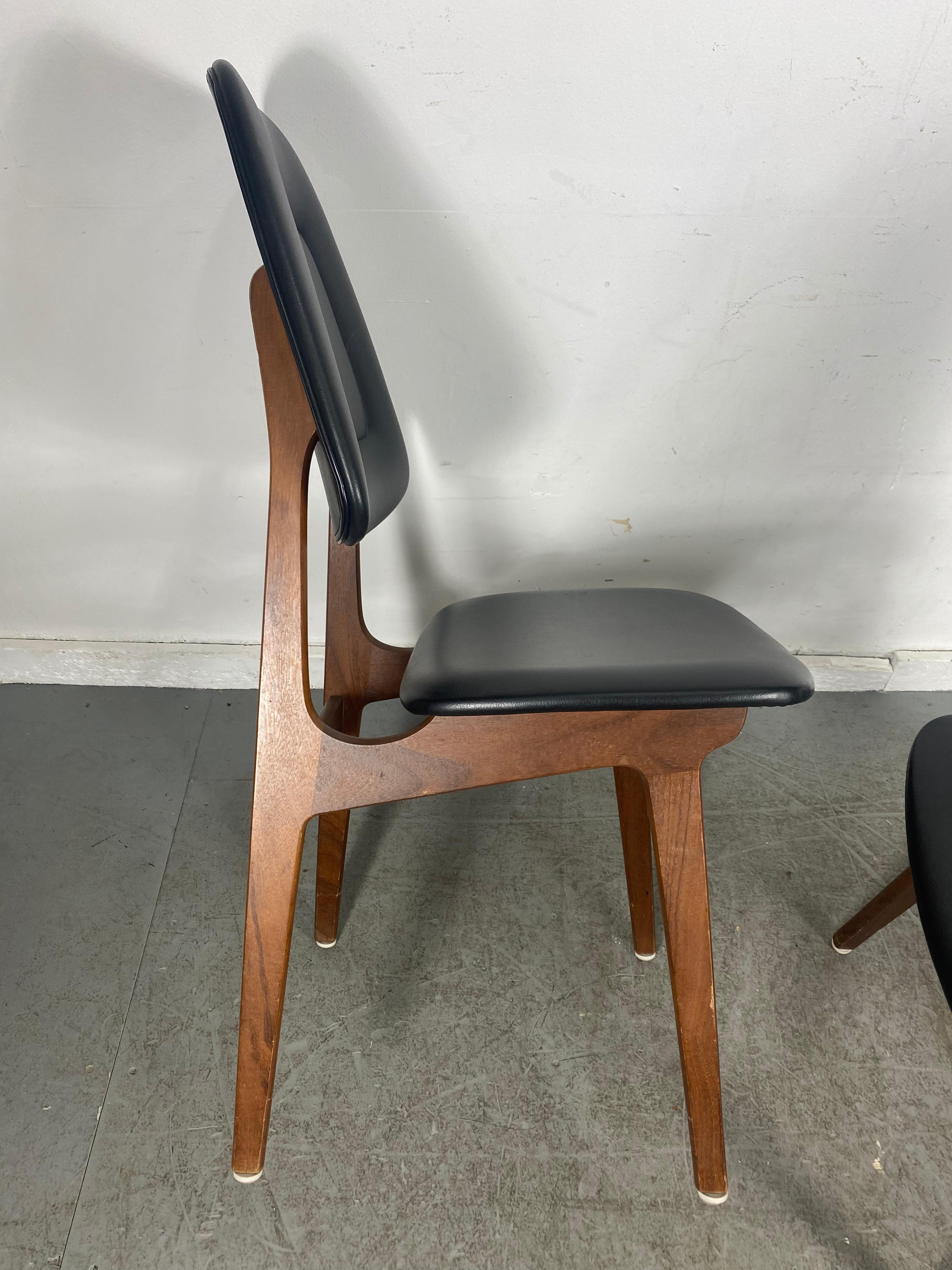 Imitation cuir Ensemble de 6 chaises de salle à manger modernistes du milieu du siècle dernier par Brdrene Srheim / Norvège en vente