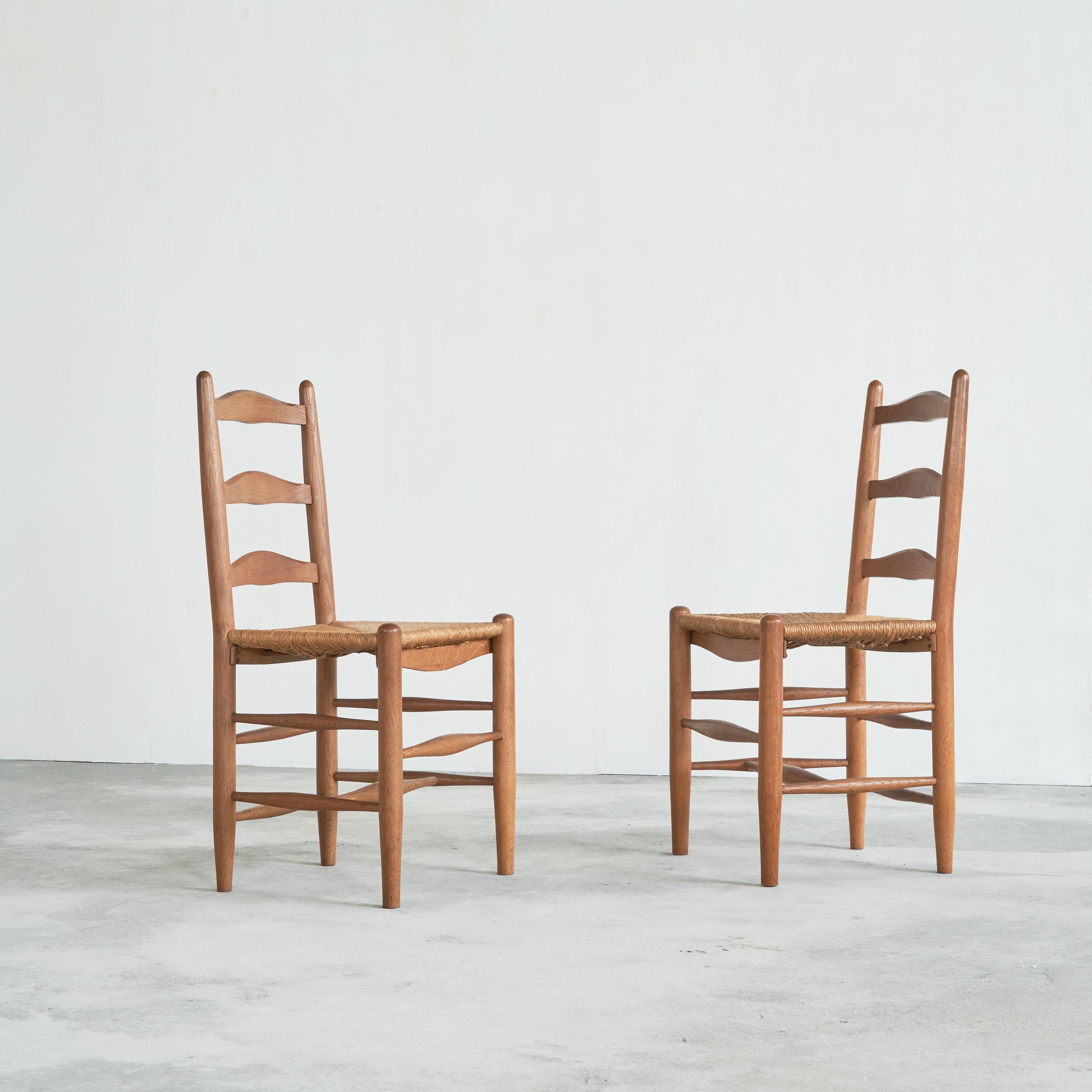 20ième siècle Ensemble de 6 chaises en chêne et jonc du milieu du siècle 1950 en vente