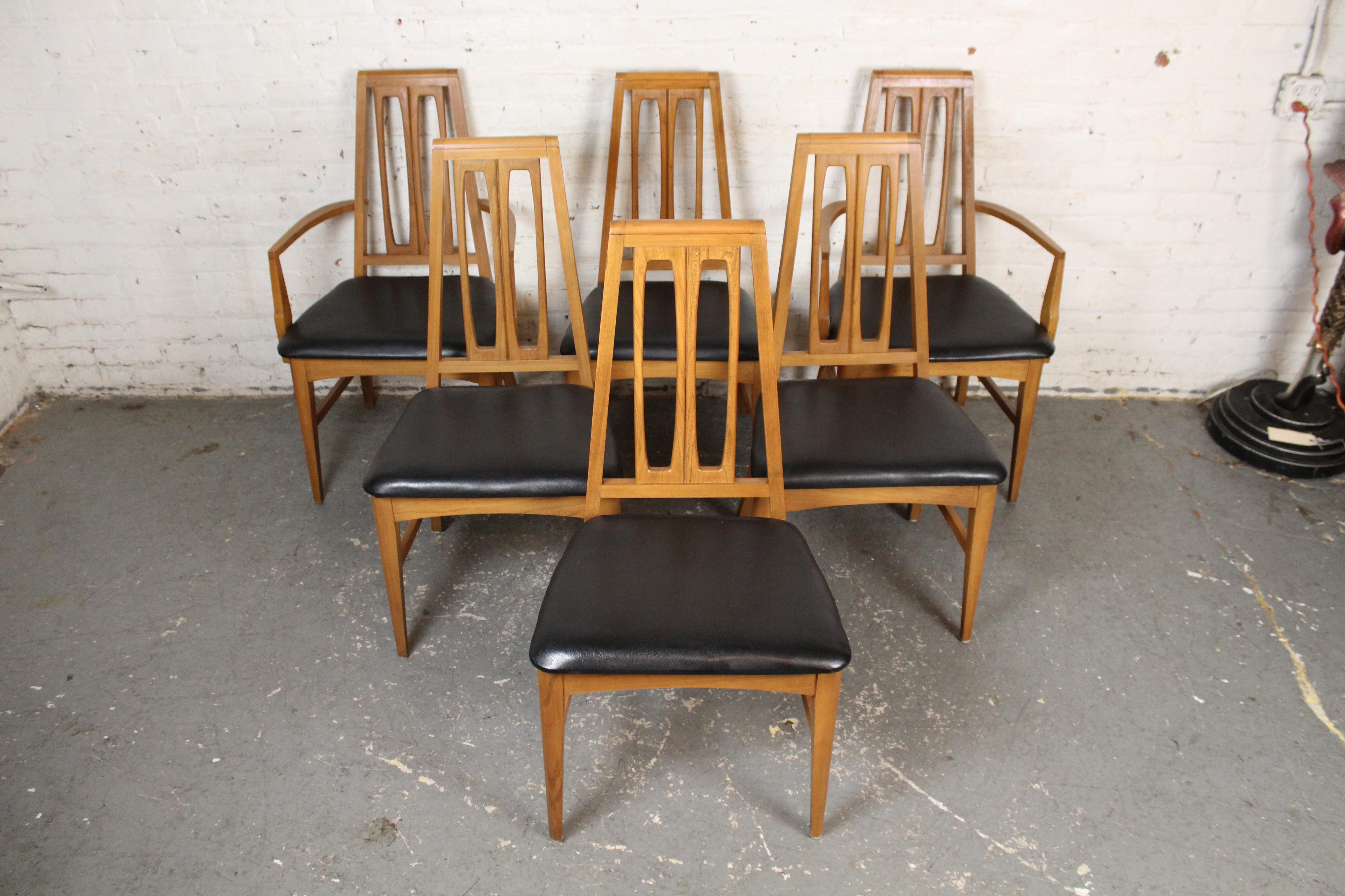Grazie all'artigianato americano e all'atmosfera mondana, queste sedie da pranzo moderne e vintage in stile Brasilia di Carolina's Young Manufacturing faranno sicuramente colpo in casa tua! Con una silhouette sporgente, uno schienale scultoreo