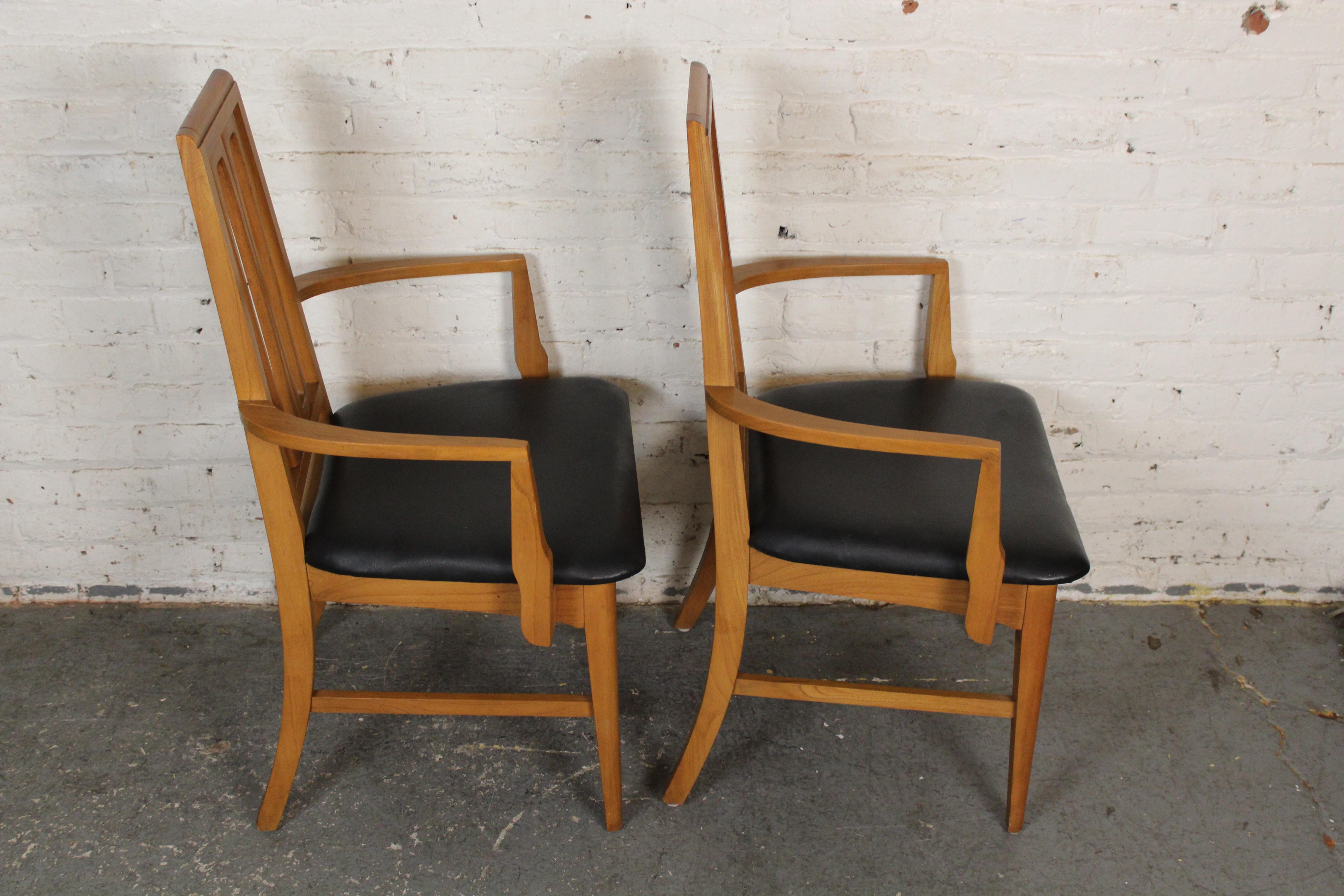 Mid-Century moderno Set di 6 sedie da pranzo in quercia di metà secolo di Young Manufacturing in vendita