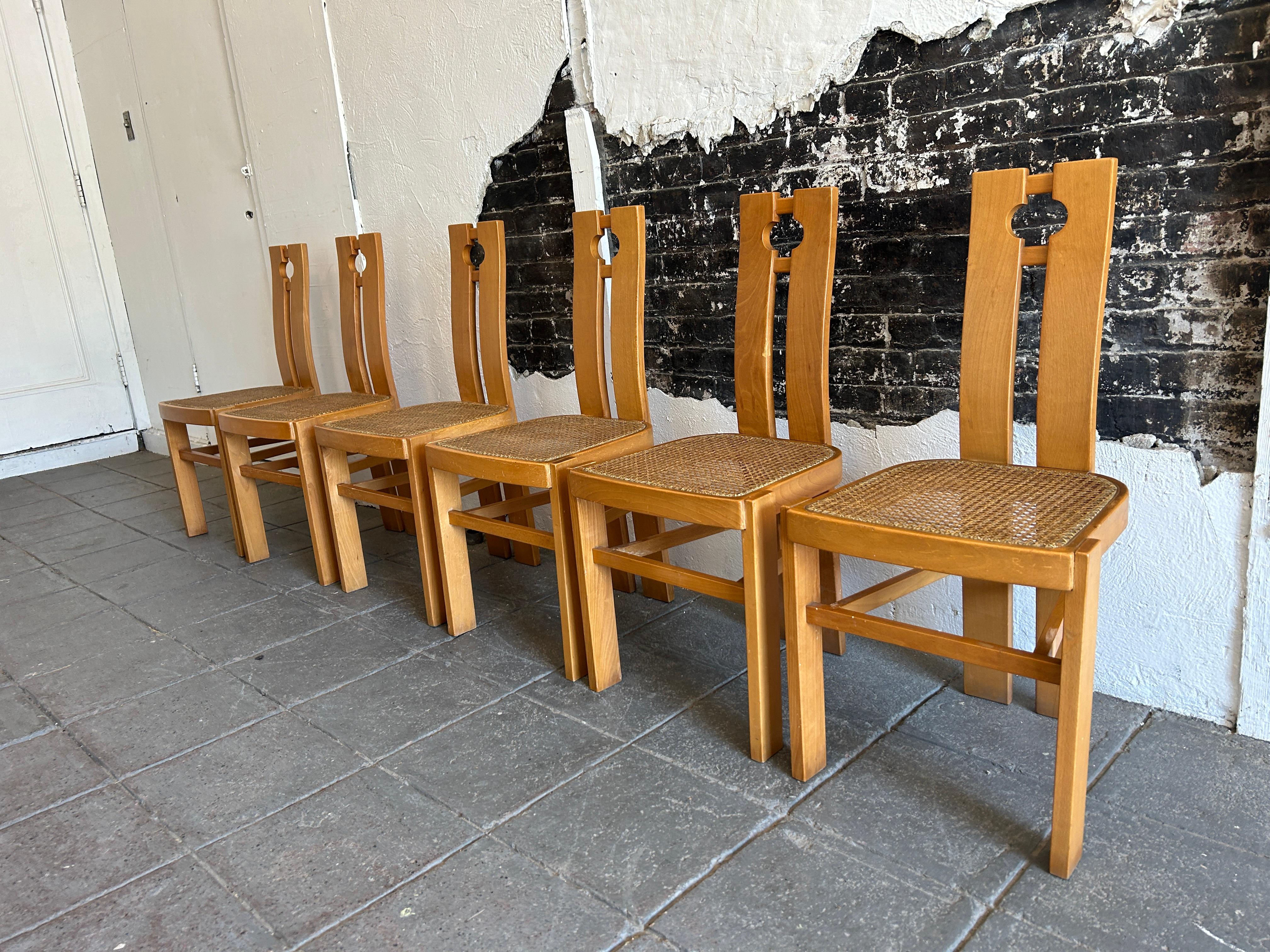 Superbe ensemble de 6 chaises de salle à manger post-moderne du milieu du siècle par le designer italien Pietro Costantini. Très délicates chaises de salle à manger en bouleau blond, de style Post Modern, avec des sièges en rotin. Toutes les chaises
