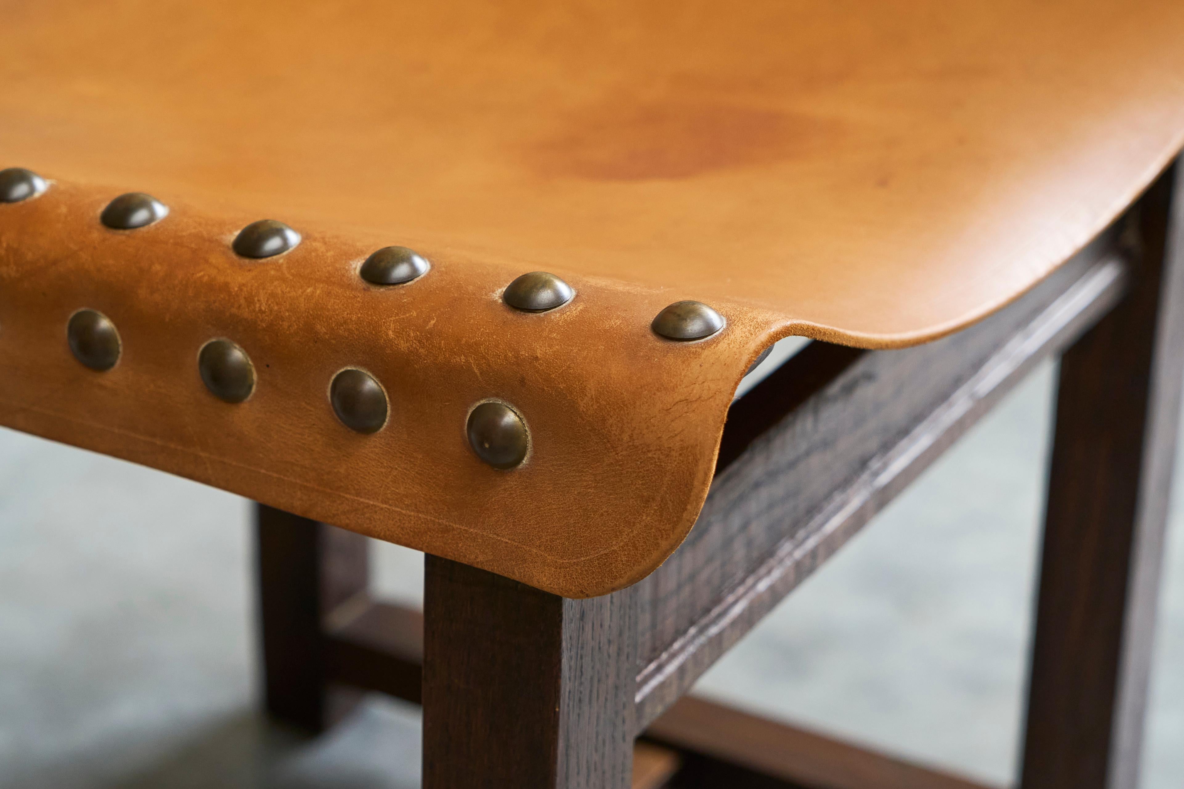 6 Stühle im spanischen Mid-Century-Stil aus patiniertem cognacfarbenem Leder und Nieten im Angebot 2