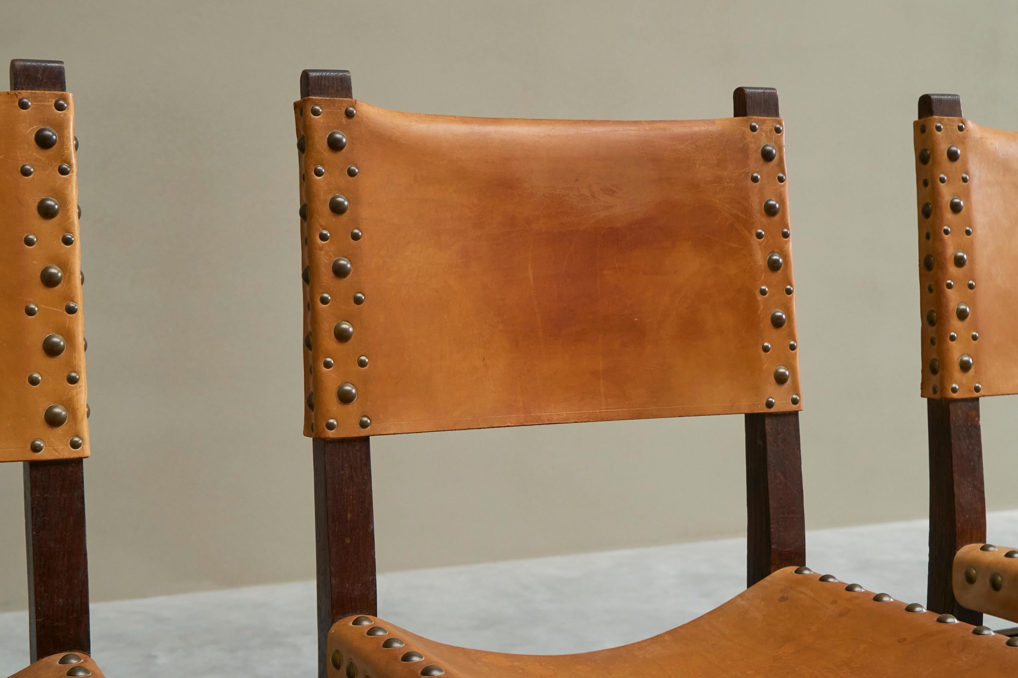 6 Stühle im spanischen Mid-Century-Stil aus patiniertem cognacfarbenem Leder und Nieten im Angebot 3