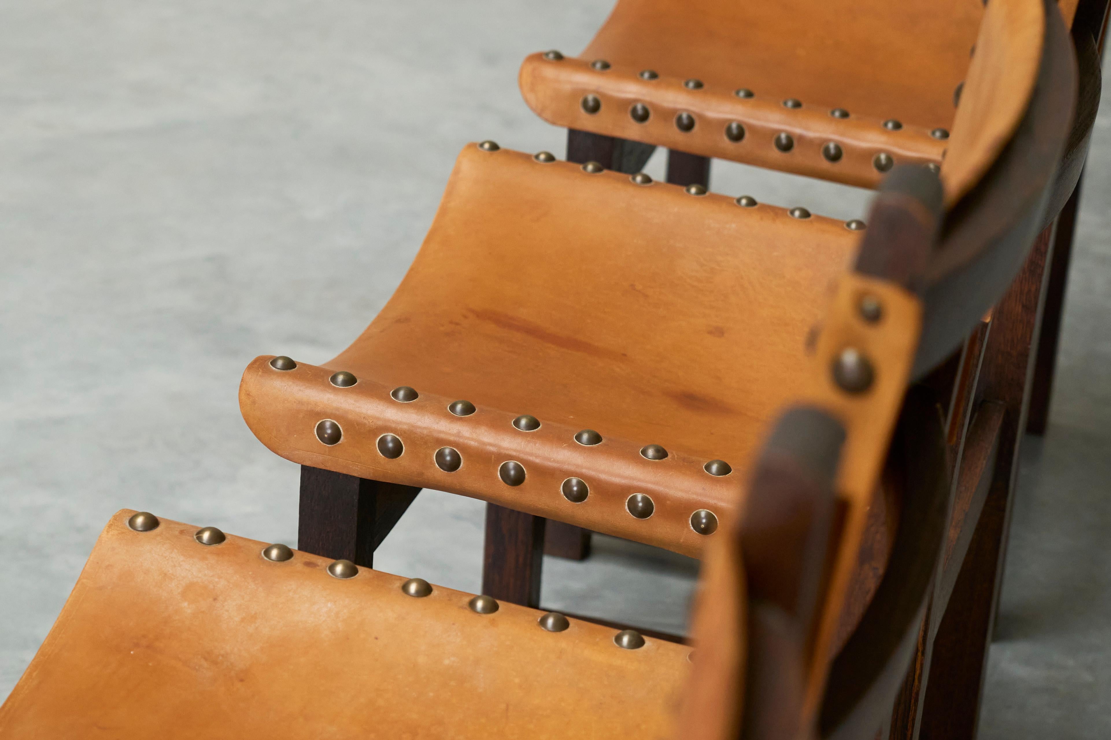 6 Stühle im spanischen Mid-Century-Stil aus patiniertem cognacfarbenem Leder und Nieten im Angebot 4