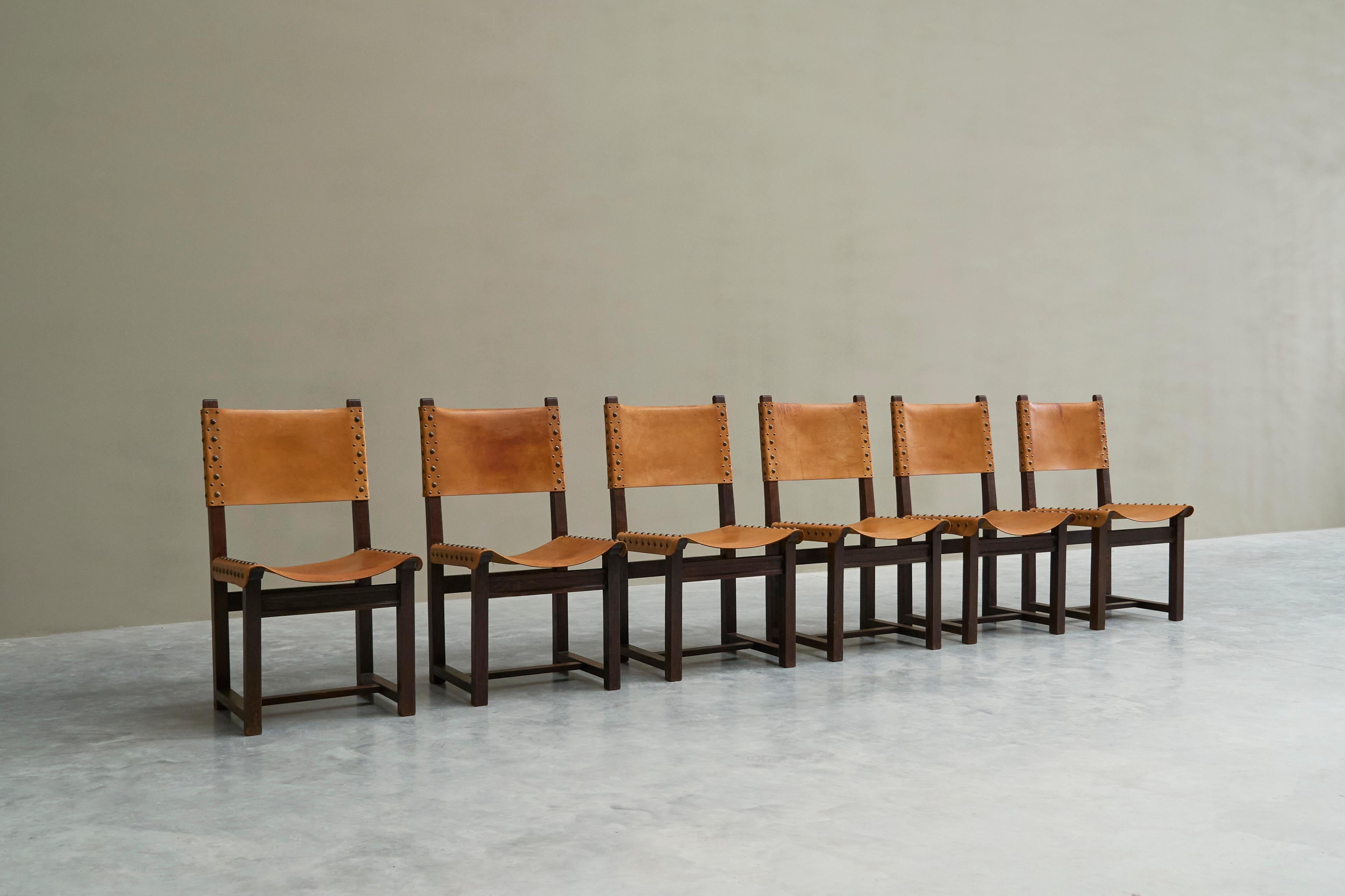 6 Stühle im spanischen Mid-Century-Stil aus patiniertem cognacfarbenem Leder und Nieten

Ein schöner Satz von 6 Stühlen im spanischen Stil der Jahrhundertmitte mit schön patiniertem cognacfarbenem Leder und Nieten. 

Schlichtes und doch raffiniertes