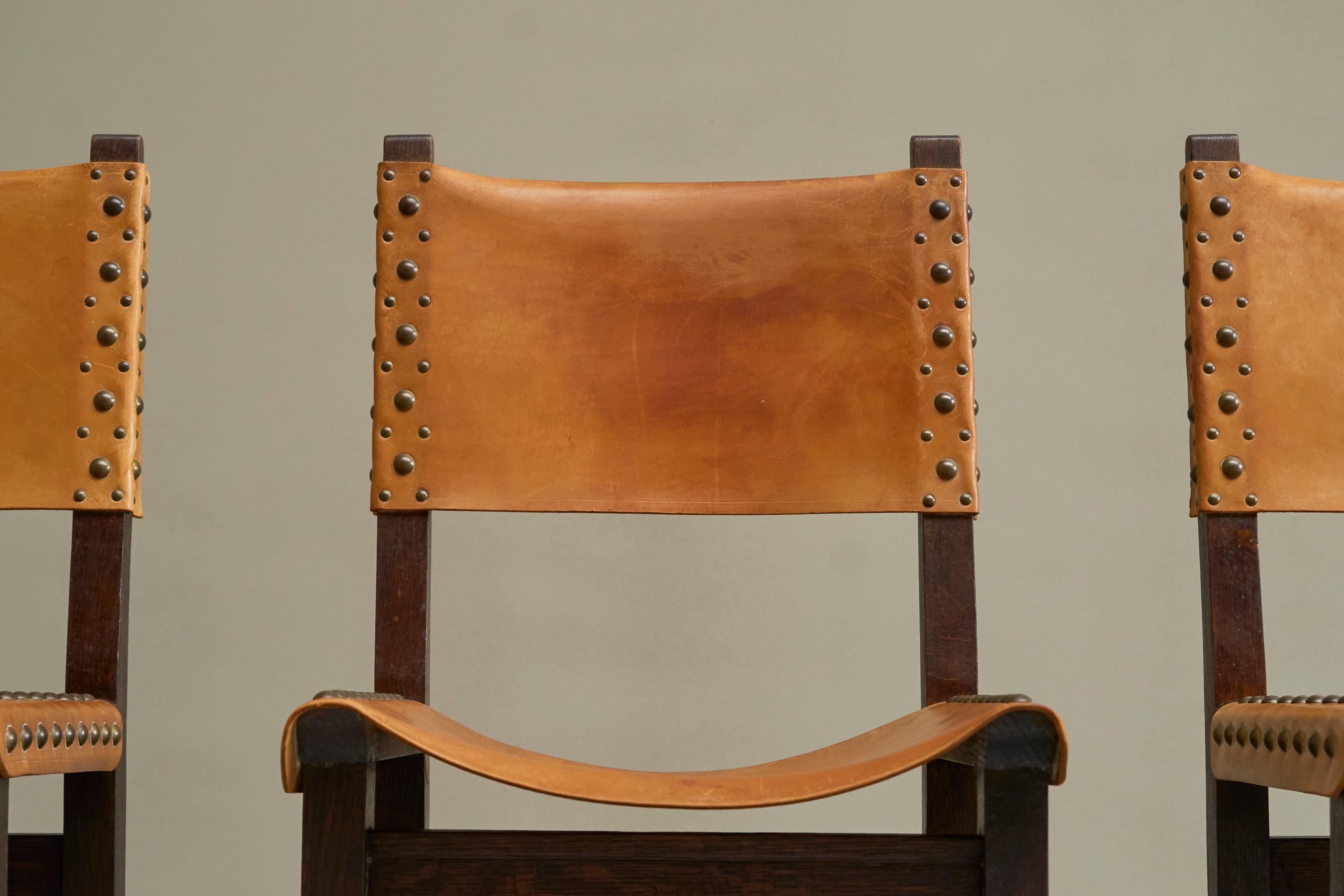 6 Stühle im spanischen Mid-Century-Stil aus patiniertem cognacfarbenem Leder und Nieten (Spanisch Kolonial) im Angebot