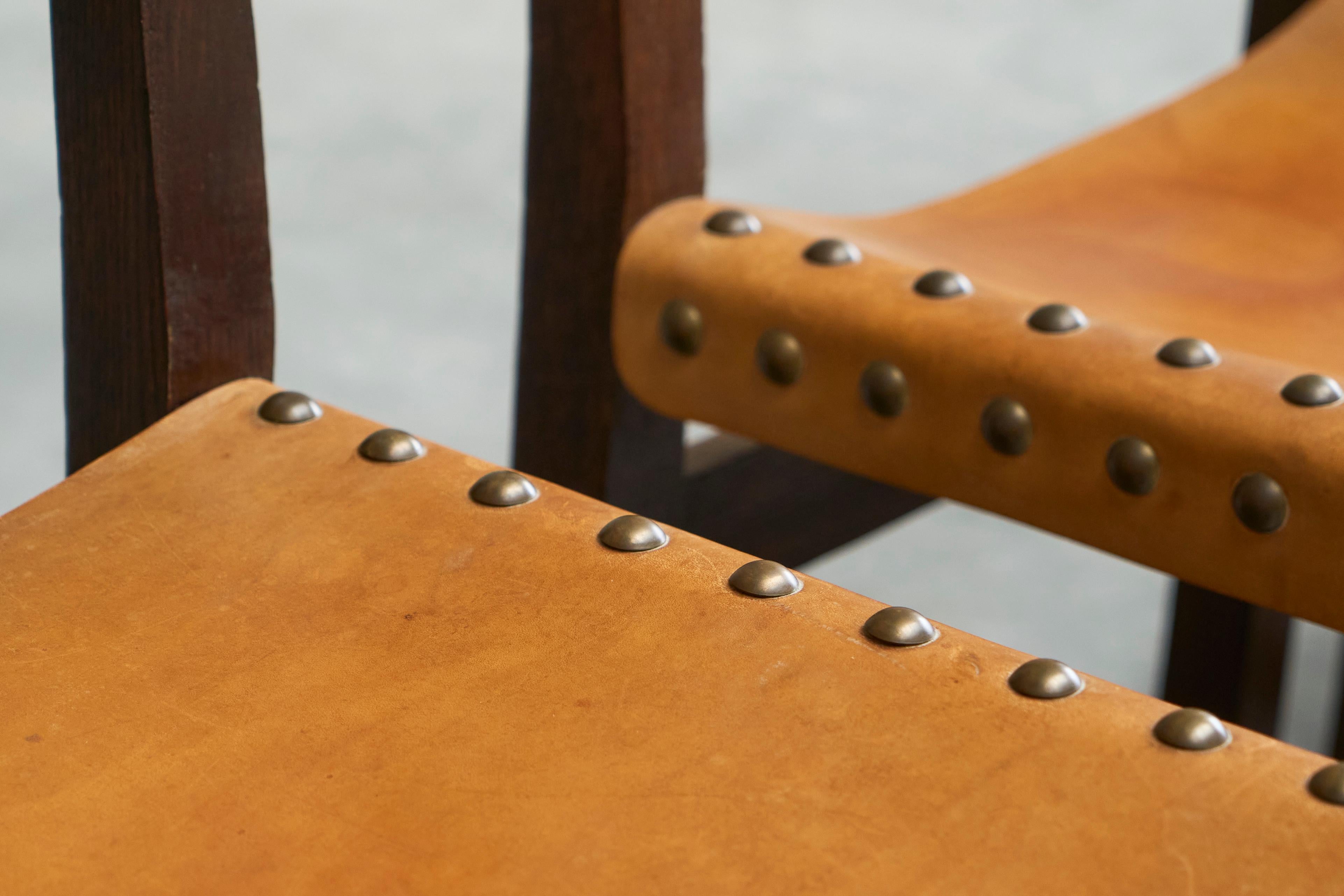 6 Stühle im spanischen Mid-Century-Stil aus patiniertem cognacfarbenem Leder und Nieten (Europäisch) im Angebot