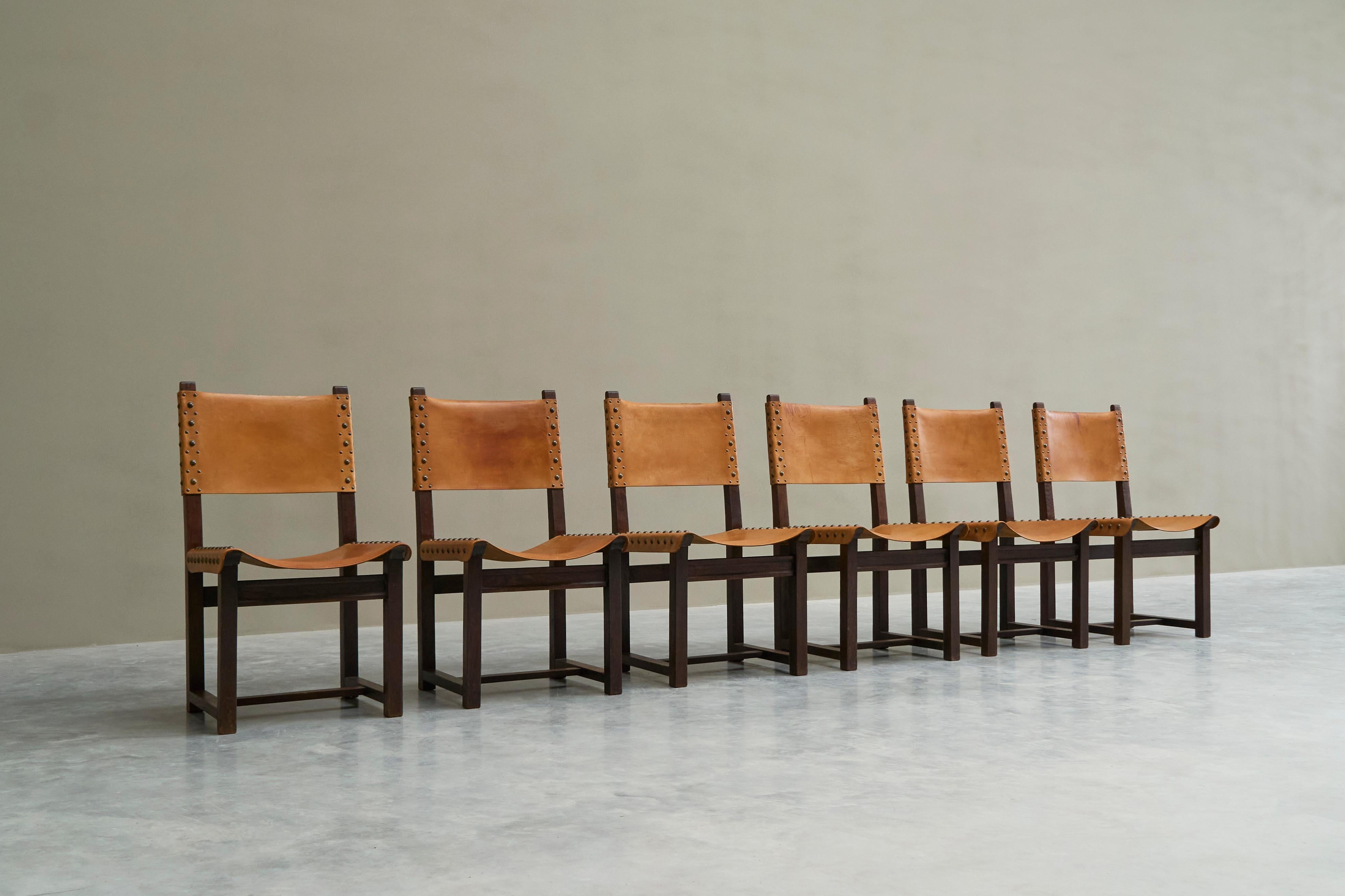 6 Stühle im spanischen Mid-Century-Stil aus patiniertem cognacfarbenem Leder und Nieten (Handgefertigt) im Angebot