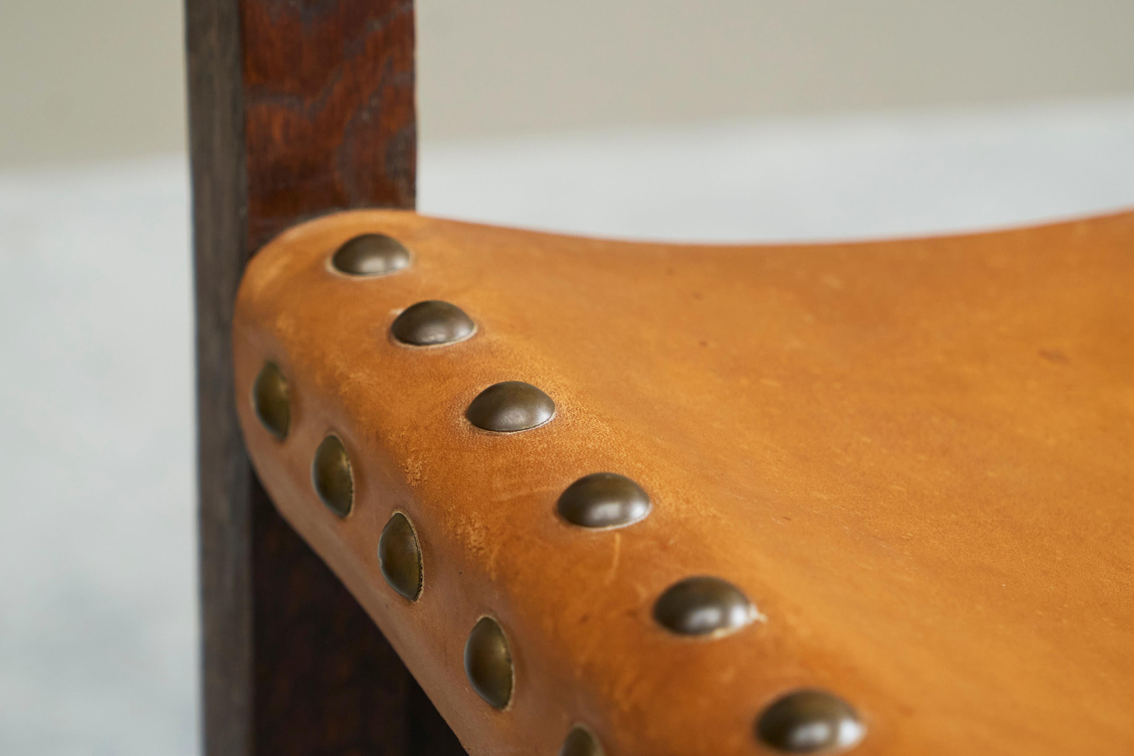 6 Stühle im spanischen Mid-Century-Stil aus patiniertem cognacfarbenem Leder und Nieten im Zustand „Gut“ im Angebot in Meer, VAN