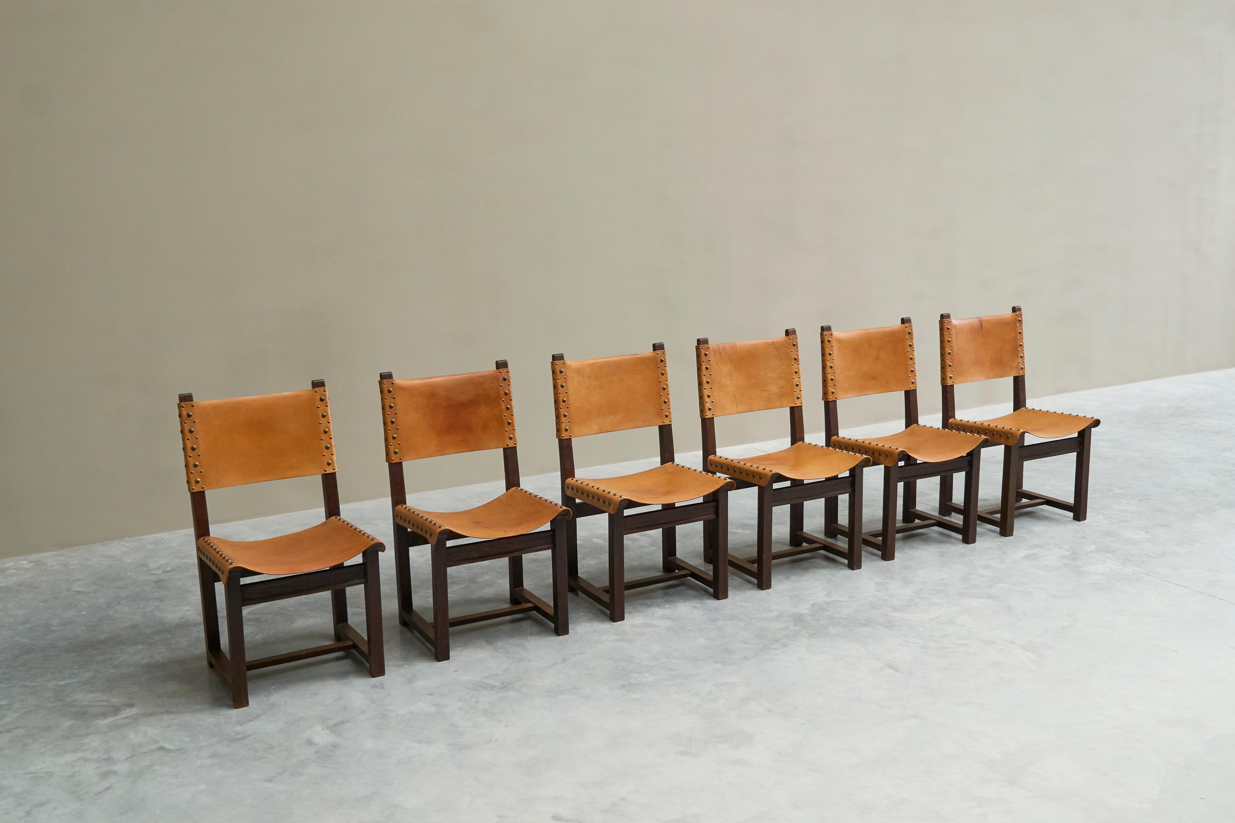 6 Stühle im spanischen Mid-Century-Stil aus patiniertem cognacfarbenem Leder und Nieten (20. Jahrhundert) im Angebot