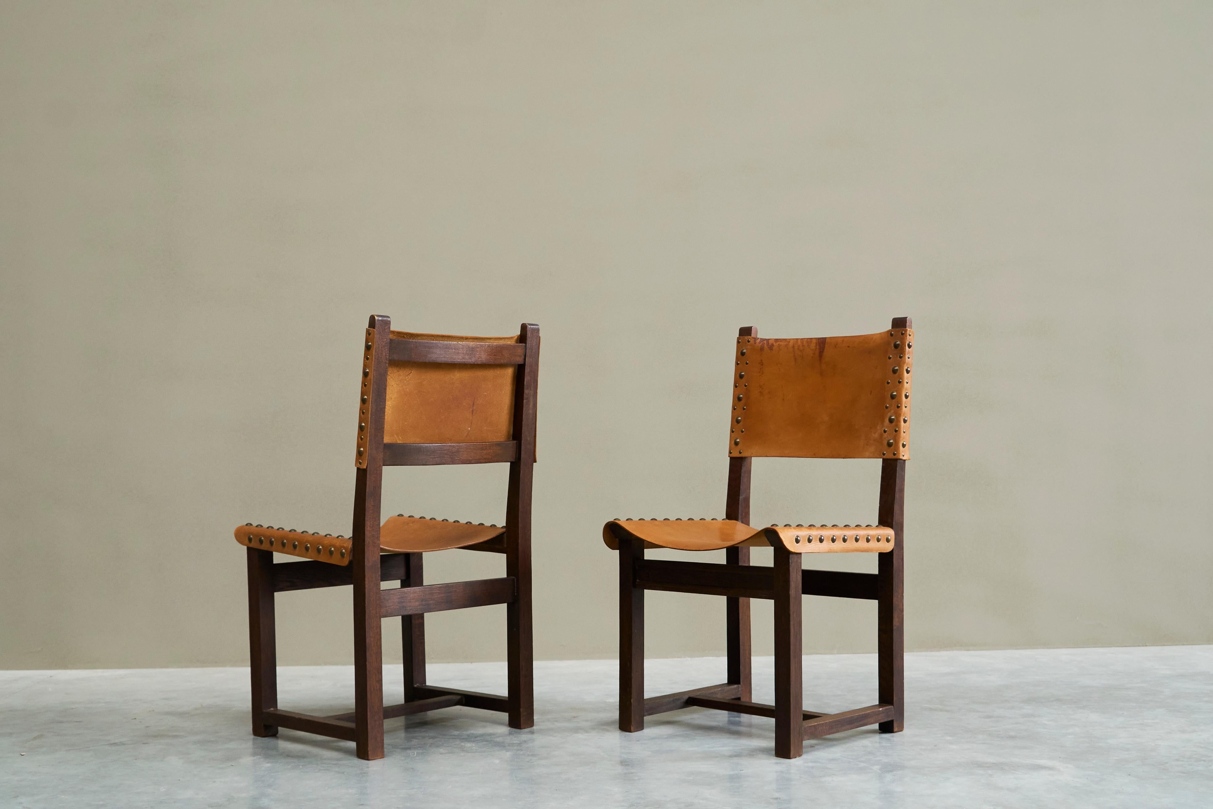 6 Stühle im spanischen Mid-Century-Stil aus patiniertem cognacfarbenem Leder und Nieten (Messing) im Angebot